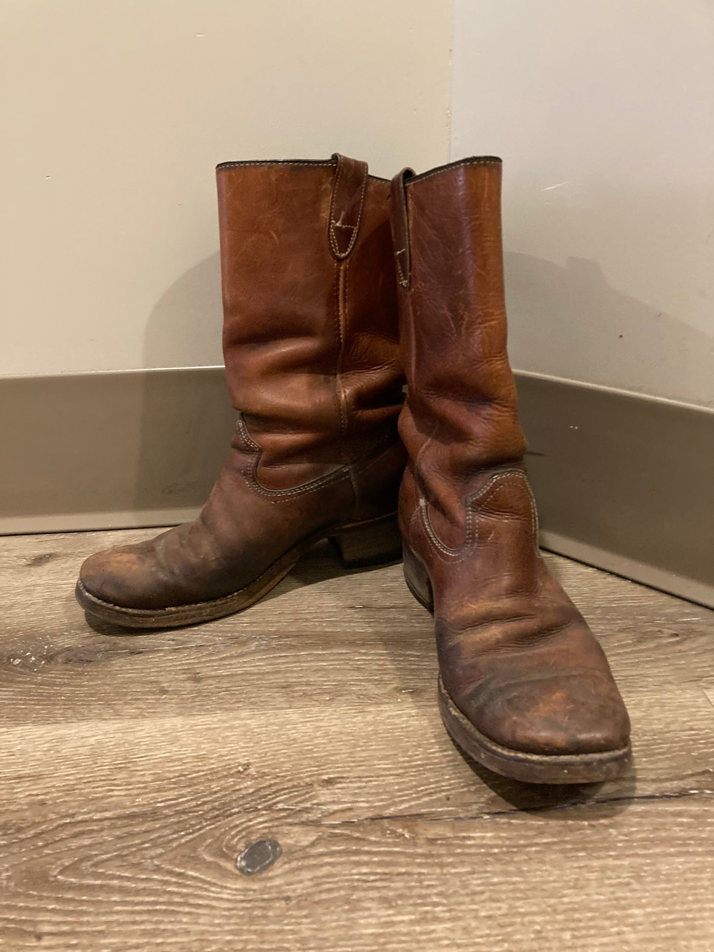 Vintage 70’s mid calf brown leather boots with leather soles. Size 9.5M/ 11.5W US/ 43 EUR