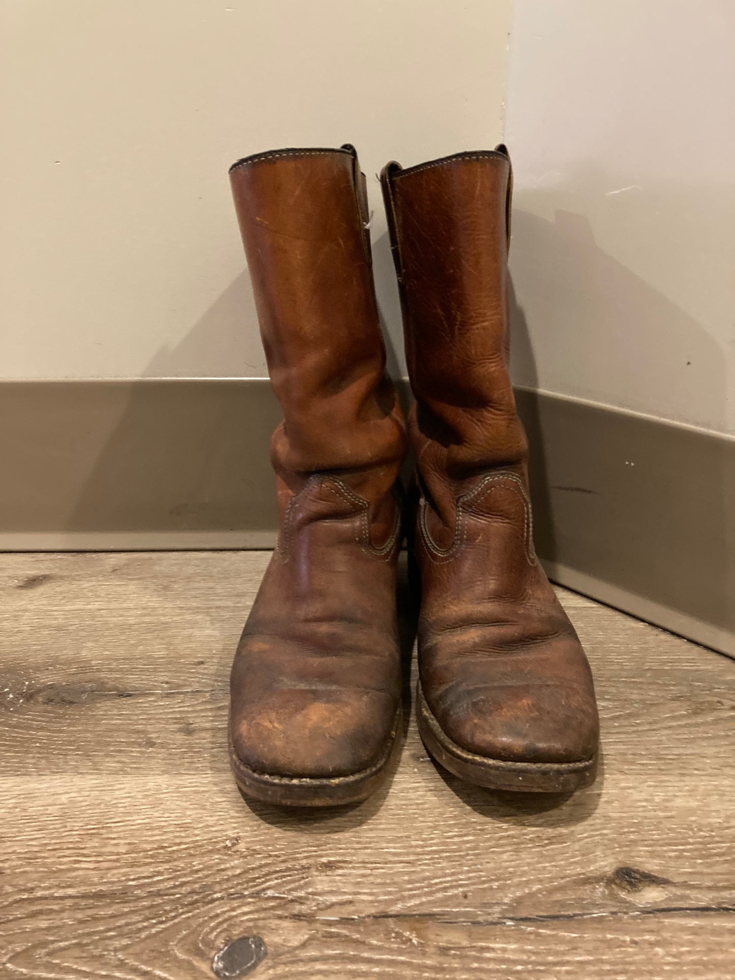 Vintage 70’s mid calf brown leather boots with leather soles. Size 9.5M/ 11.5W US/ 43 EUR