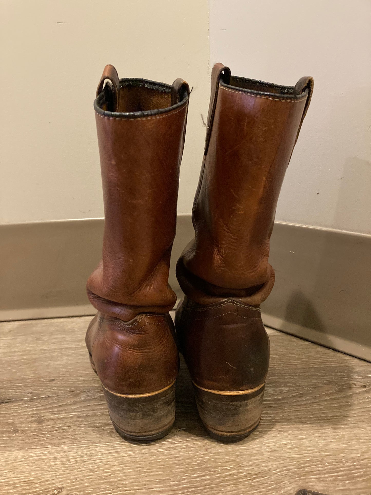 Vintage 70’s mid calf brown leather boots with leather soles. Size 9.5M/ 11.5W US/ 43 EUR