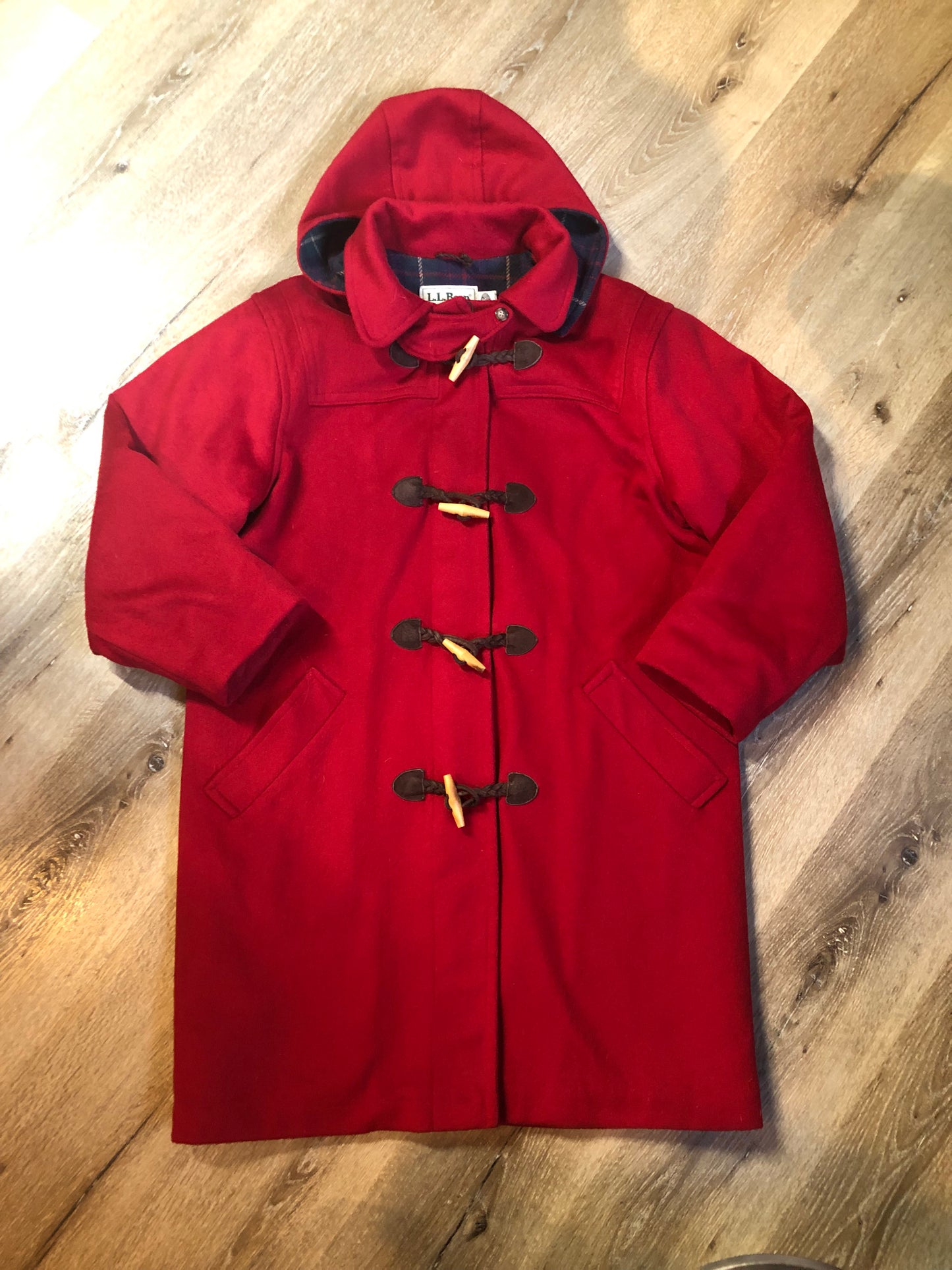 LL Bean red 100& wool duffle coat with suede loops and wooden toggles, zipper closure, detachable hood, the top of the lining is a lambs wool blend and the bottom is quilted with thinsulate, Made in USA. Size 10 womens - Kingspier Vintage