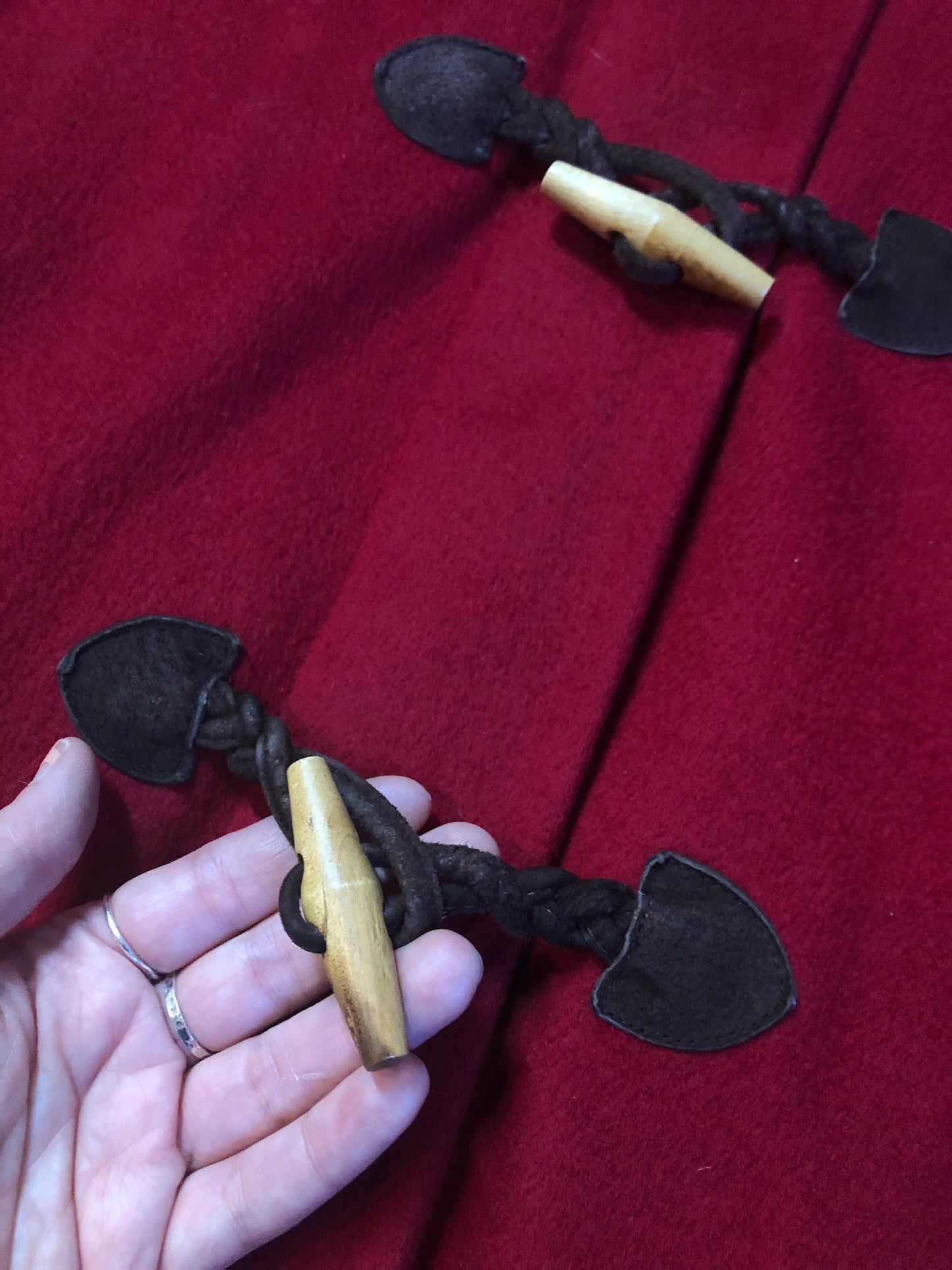 LL Bean red 100& wool duffle coat with suede loops and wooden toggles, zipper closure, detachable hood, the top of the lining is a lambs wool blend and the bottom is quilted with thinsulate, Made in USA. Size 10 womens - Kingspier Vintage