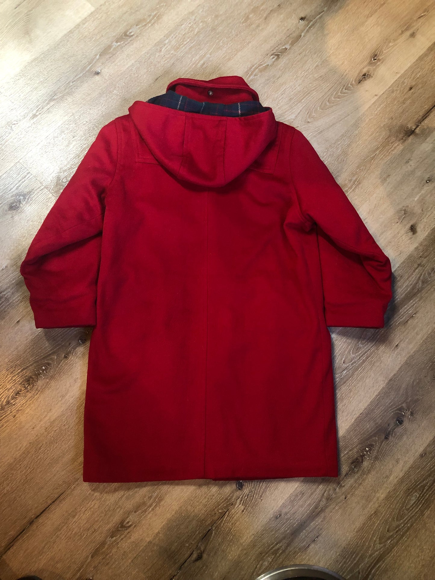 LL Bean red 100& wool duffle coat with suede loops and wooden toggles, zipper closure, detachable hood, the top of the lining is a lambs wool blend and the bottom is quilted with thinsulate, Made in USA. Size 10 womens - Kingspier Vintage