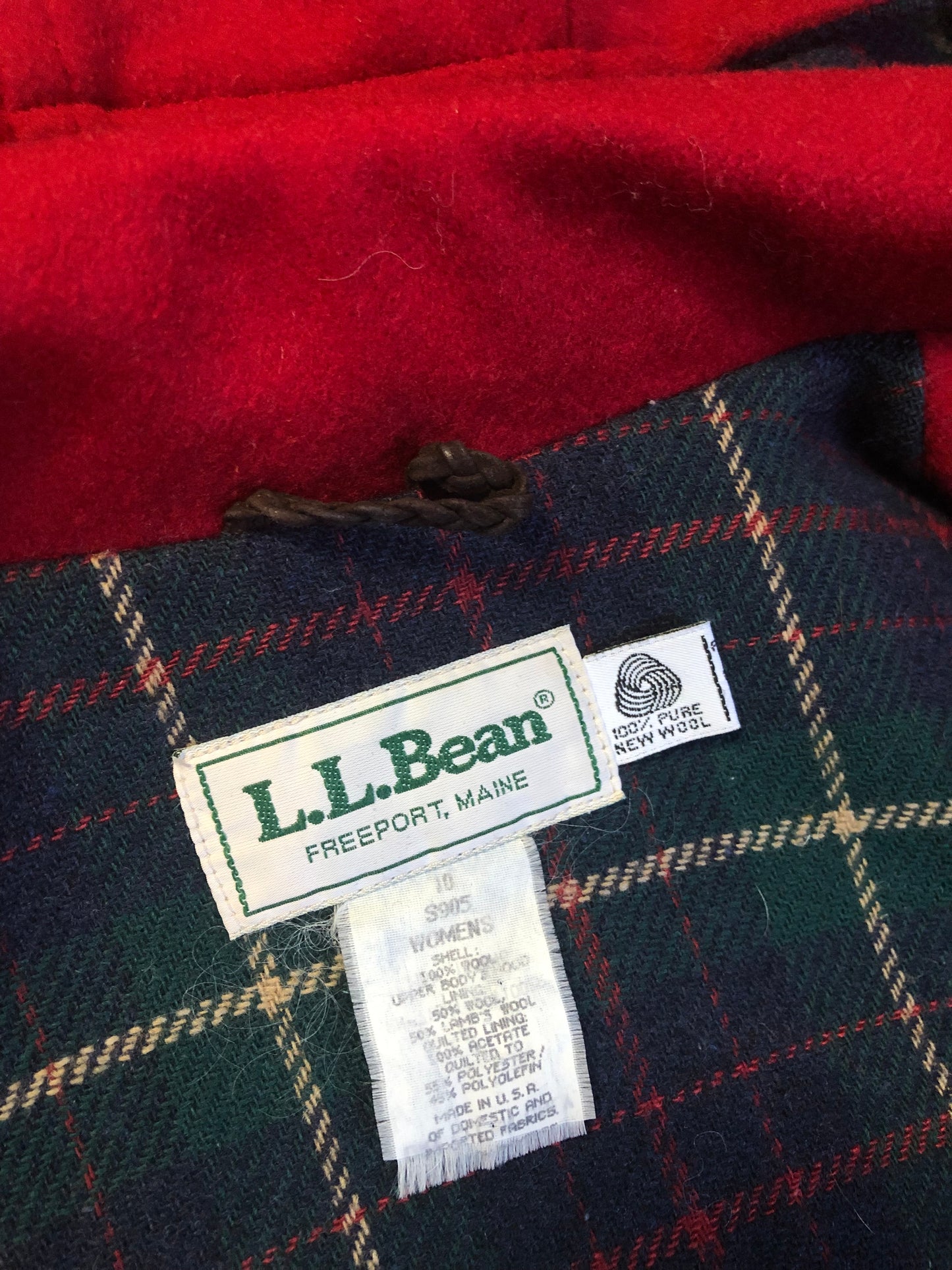 LL Bean red 100& wool duffle coat with suede loops and wooden toggles, zipper closure, detachable hood, the top of the lining is a lambs wool blend and the bottom is quilted with thinsulate, Made in USA. Size 10 womens - Kingspier Vintage