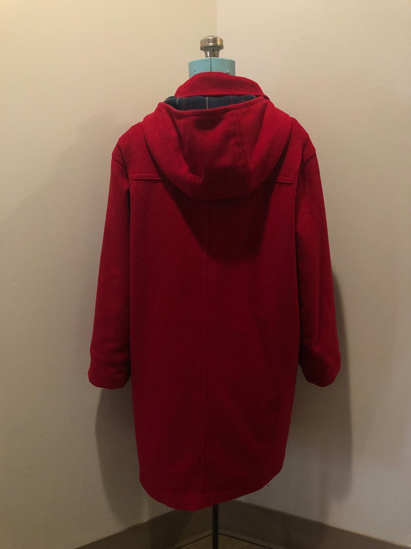 LL Bean red 100& wool duffle coat with suede loops and wooden toggles, zipper closure, detachable hood, the top of the lining is a lambs wool blend and the bottom is quilted with thinsulate, Made in USA. Size 10 womens - Kingspier Vintage
