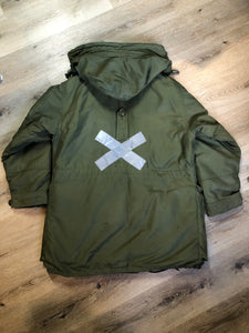 Kingspier Vintage - Canadian military surplus extreme cold parka in army green. The parka features zipper and buttons closure, flap pockets, knit collar, detachable hood, removable quilted lining and bottom hem drawstring. Size large. 