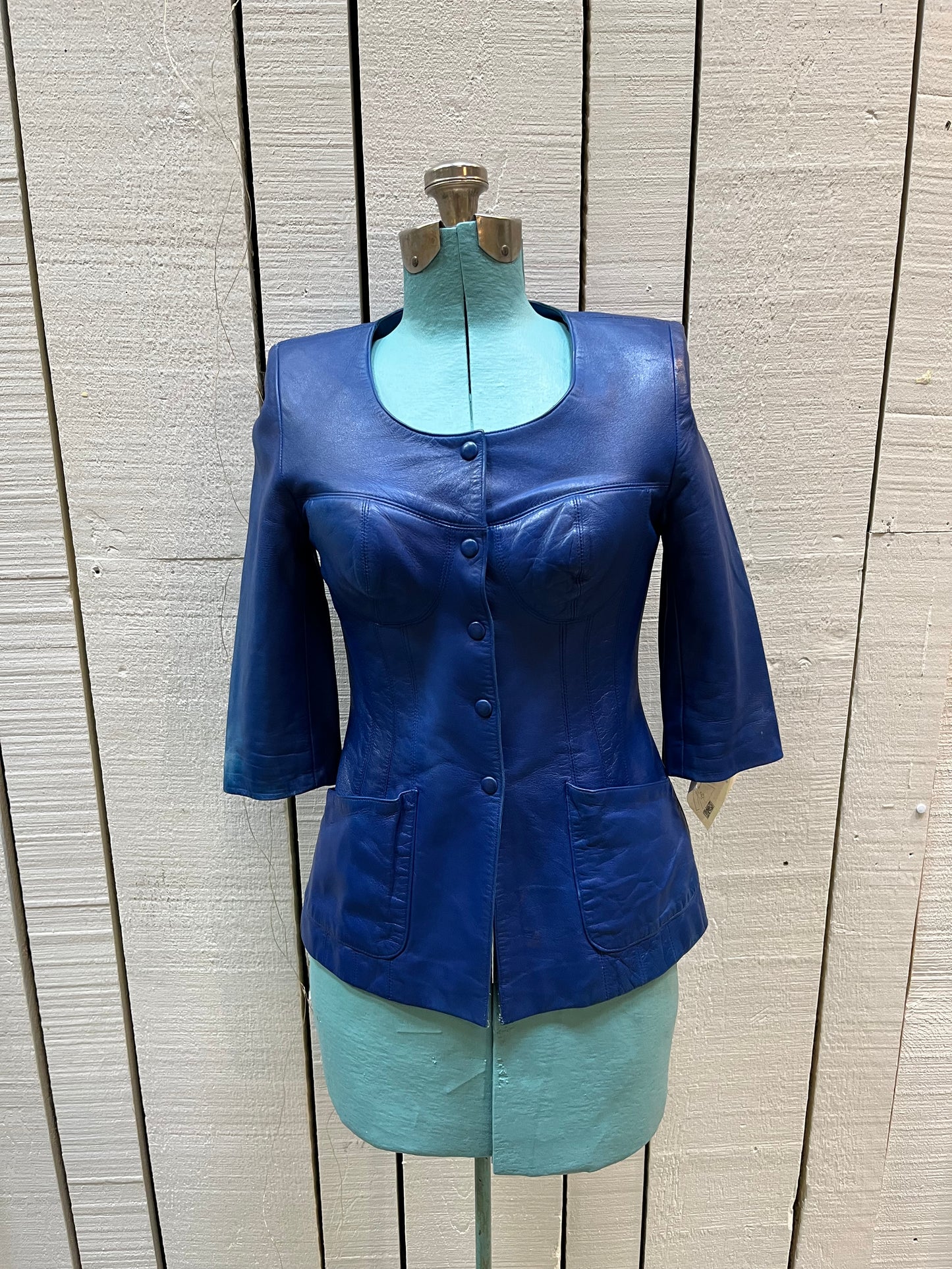 Vintage purple leather jacket/ top with snap closures, chest cups, slight shoulder padding and two front patch pockets.
Chest 33”