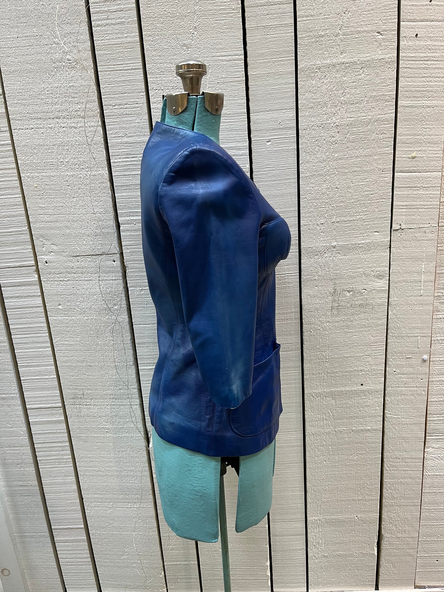 Vintage purple leather jacket/ top with snap closures, chest cups, slight shoulder padding and two front patch pockets.
Chest 33”