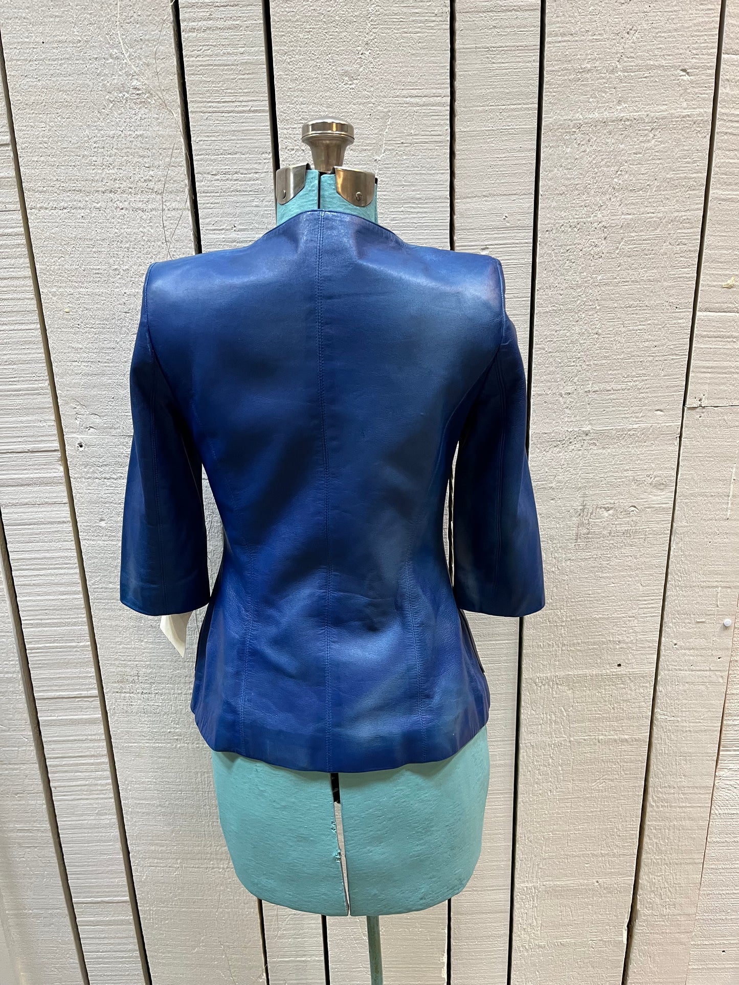 Vintage purple leather jacket/ top with snap closures, chest cups, slight shoulder padding and two front patch pockets.
Chest 33”