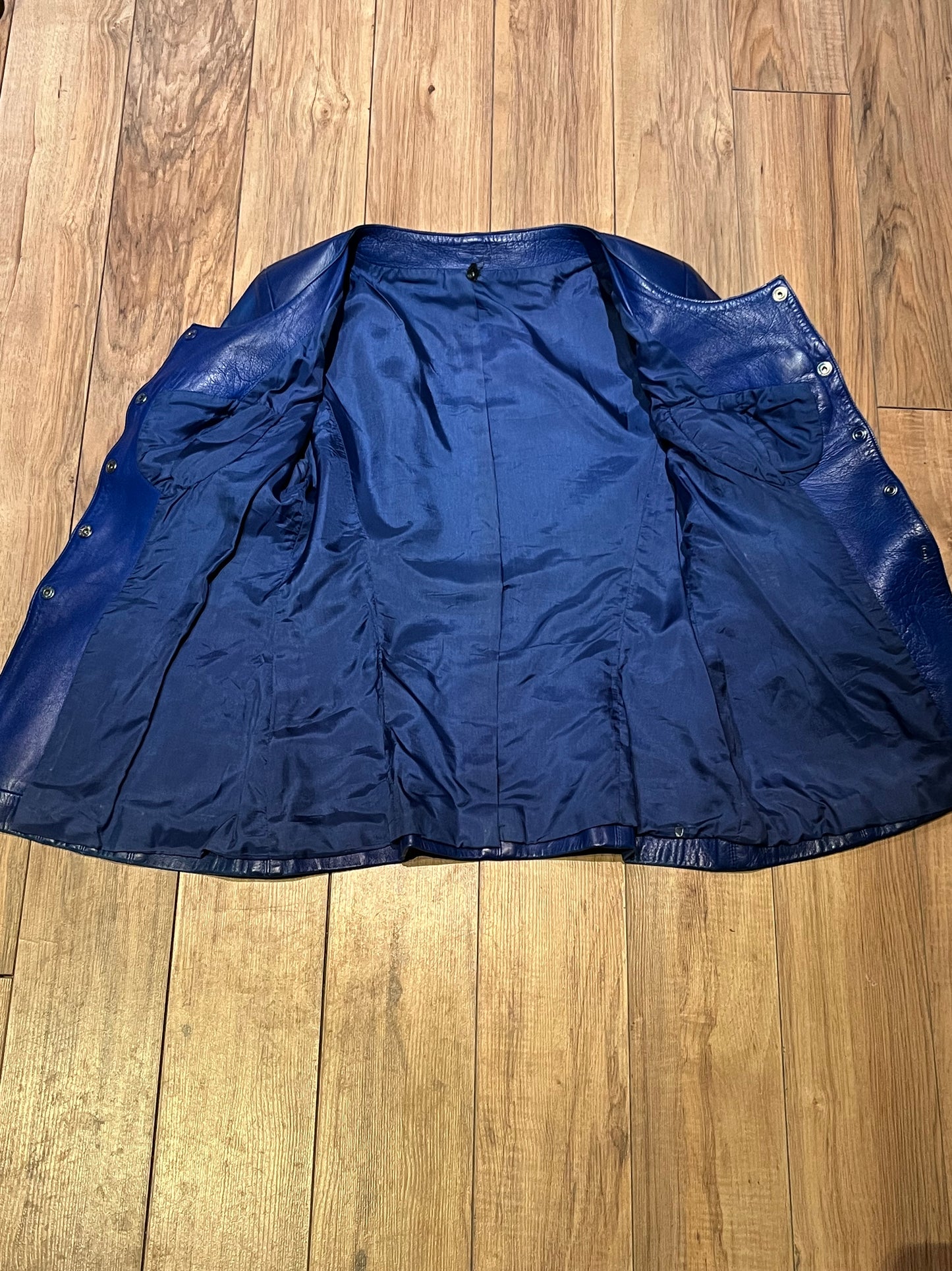 Vintage purple leather jacket/ top with snap closures, chest cups, slight shoulder padding and two front patch pockets.
Chest 33”