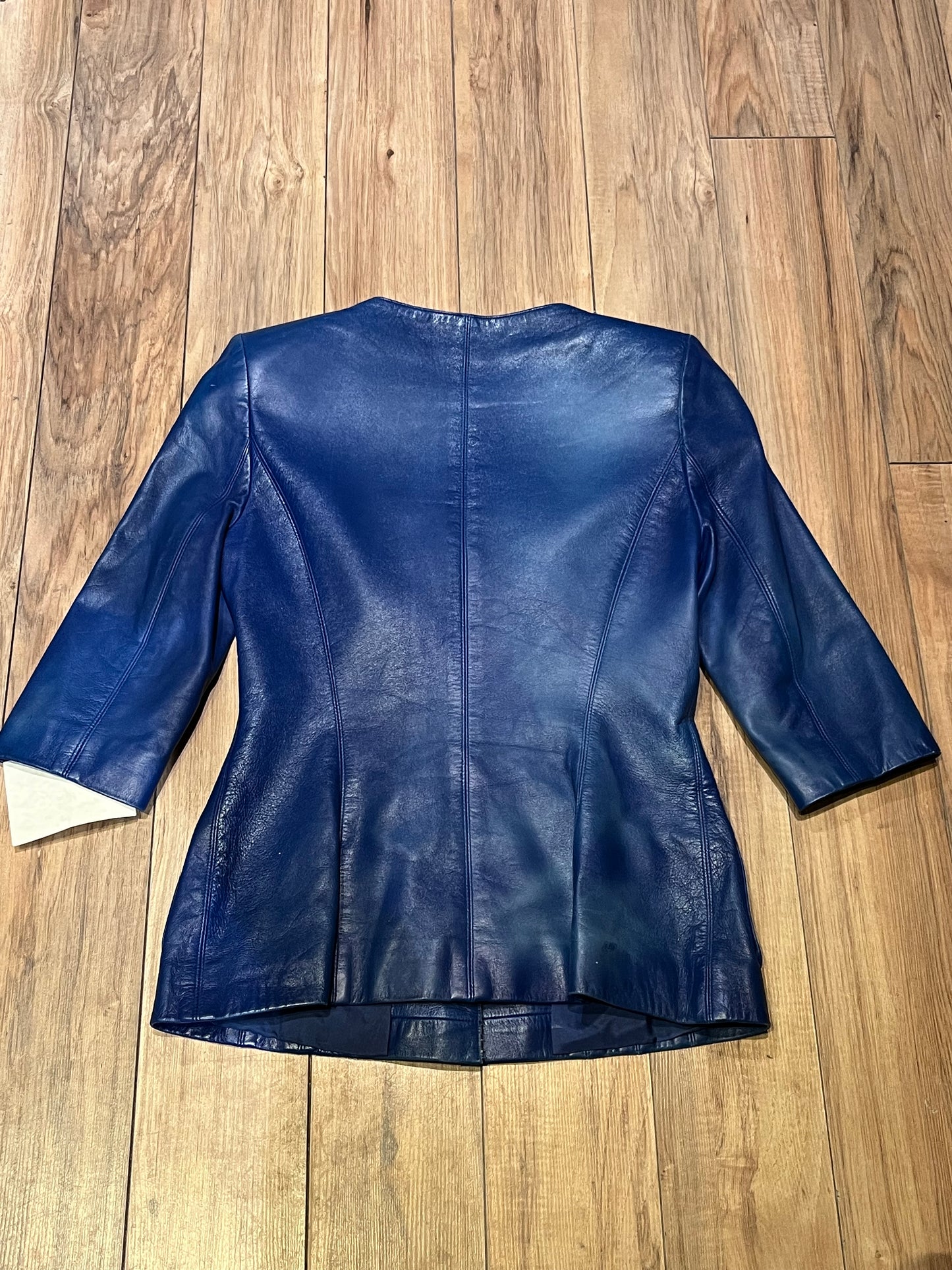 Vintage purple leather jacket/ top with snap closures, chest cups, slight shoulder padding and two front patch pockets.
Chest 33”