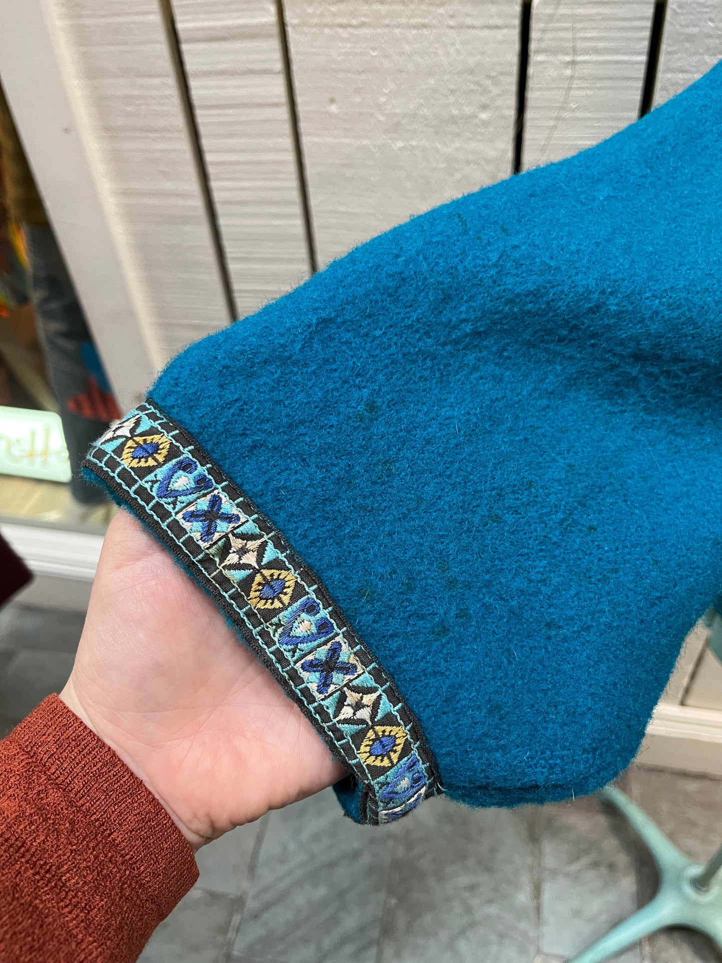Vintage Cousin Smoothy’s Canadiana Teal Cardigan with Tyrol Anno Domini 1809 military button closures (The Tyrolean Rebellion of 1809) and embroidered detail trim.
Made in Canada
Size Medium