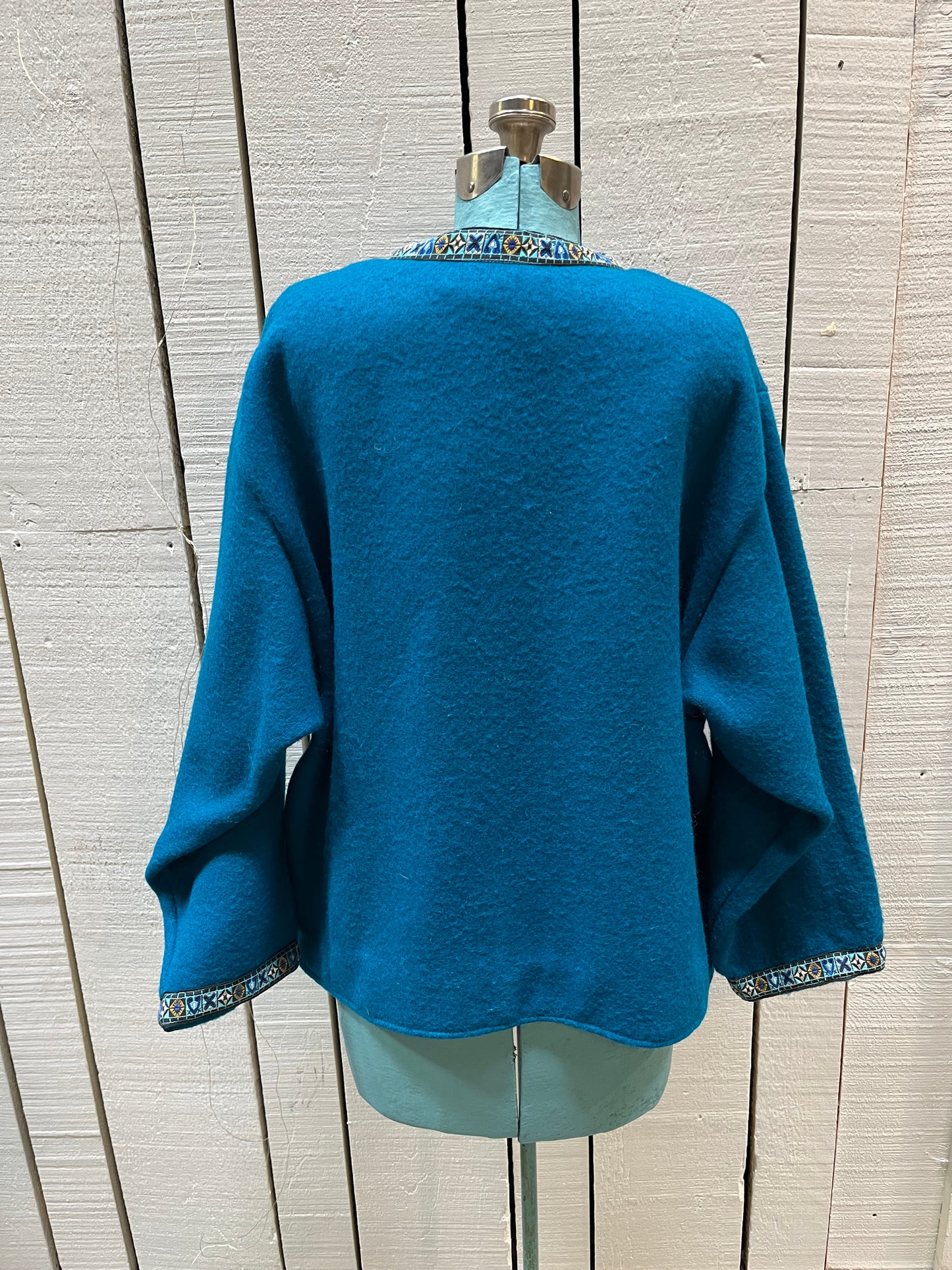 Vintage Cousin Smoothy’s Canadiana Teal Cardigan with Tyrol Anno Domini 1809 military button closures (The Tyrolean Rebellion of 1809) and embroidered detail trim.
Made in Canada
Size Medium