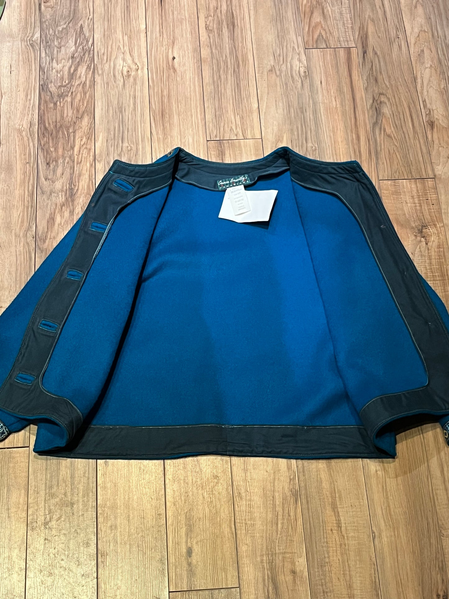 Vintage Cousin Smoothy’s Canadiana Teal Cardigan with Tyrol Anno Domini 1809 military button closures (The Tyrolean Rebellion of 1809) and embroidered detail trim.
Made in Canada
Size Medium