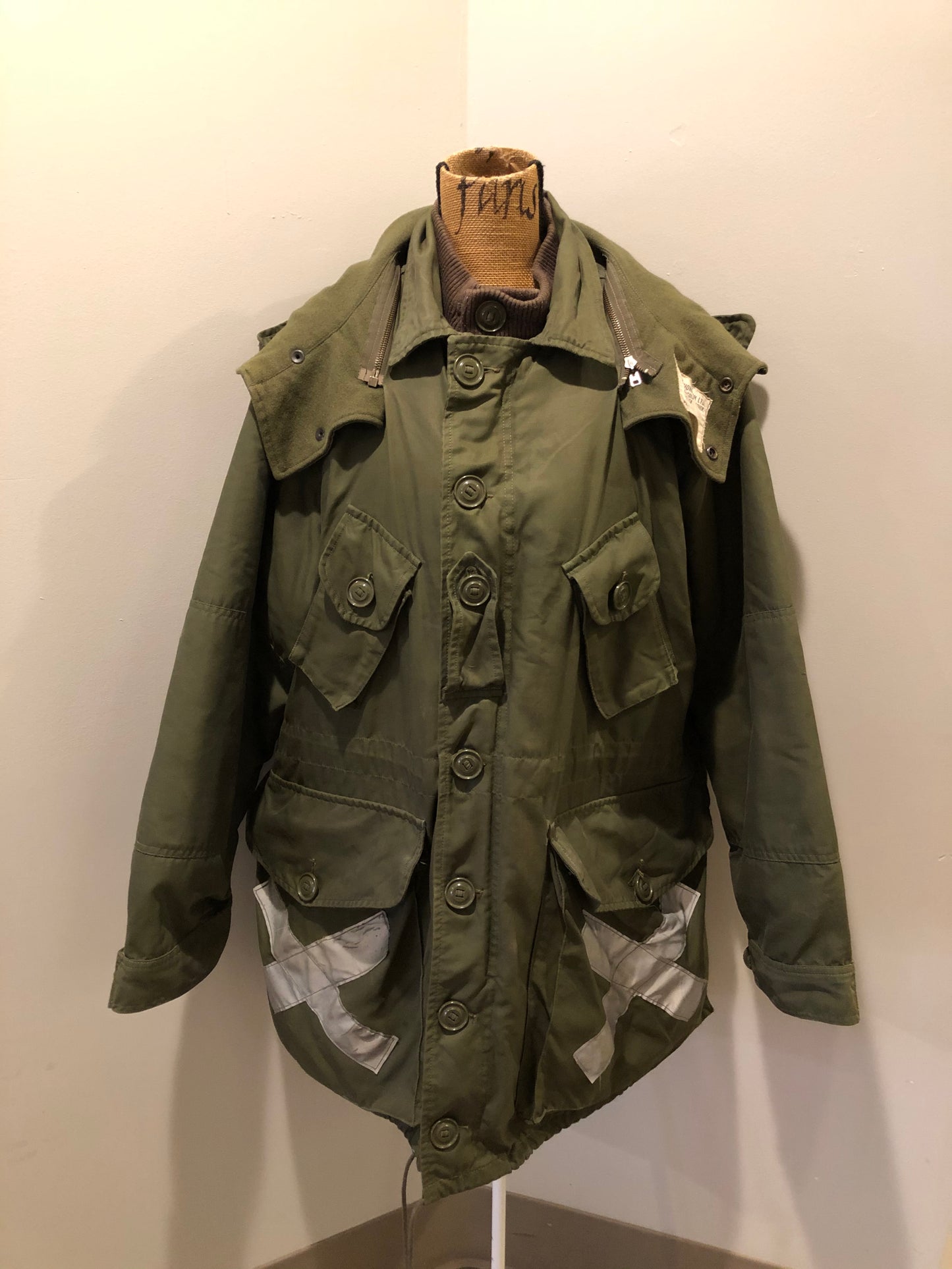 Kingspier Vintage - Canadian military surplus extreme cold parka in army green. The parka features zipper and buttons closure, flap pockets, knit collar, detachable hood, removable quilted lining and bottom hem drawstring. Size large.