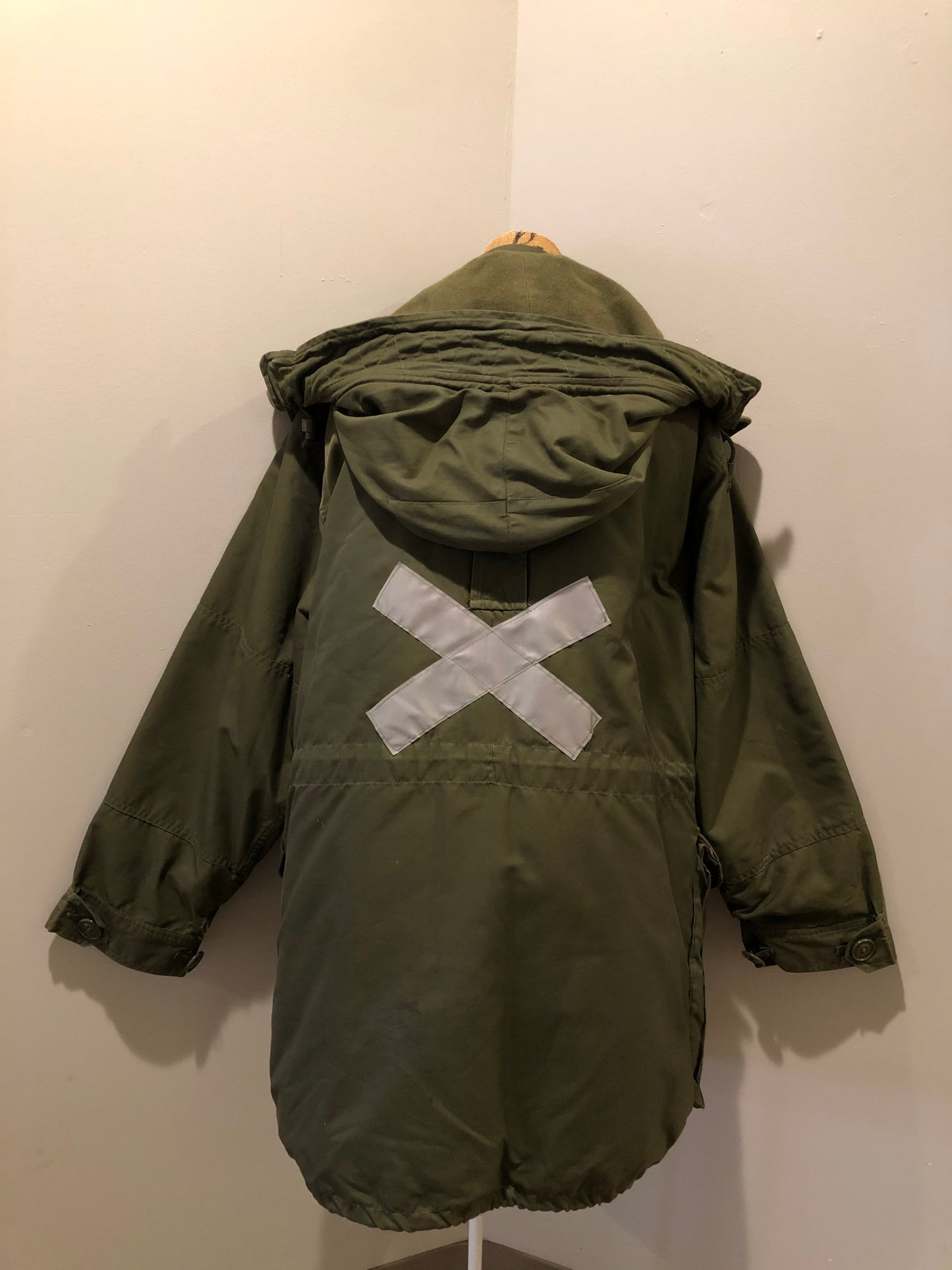 Kingspier Vintage - Canadian military surplus extreme cold parka in army green. The parka features zipper and buttons closure, flap pockets, knit collar, detachable hood, removable quilted lining and bottom hem drawstring. Size large.