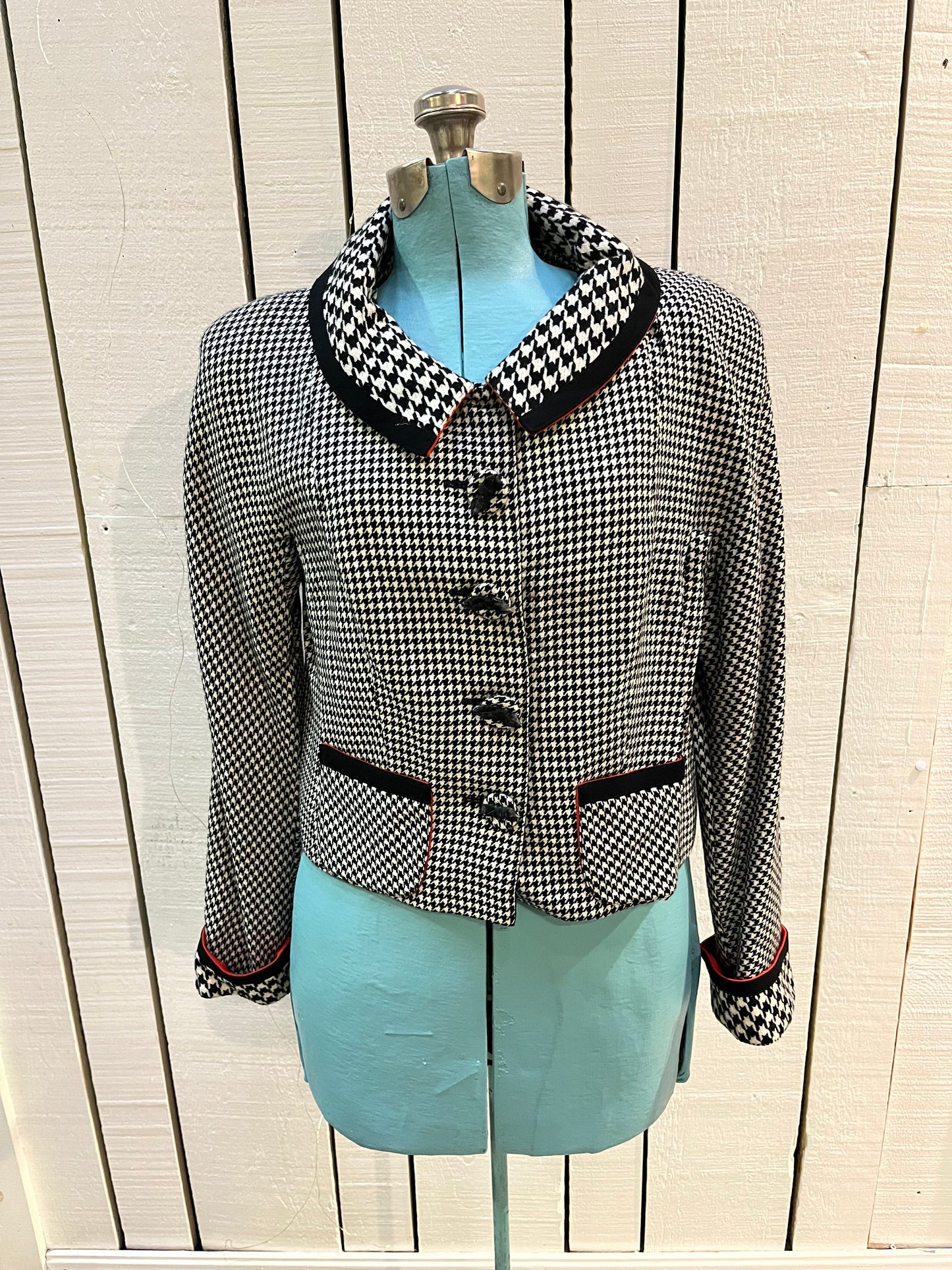 Vintage Maria Grazia Seven wool black and white houndstooth jacket with unique button closures, slight shoulder padding and two front patch pockets.
Made in Italy
Tag reads size 46