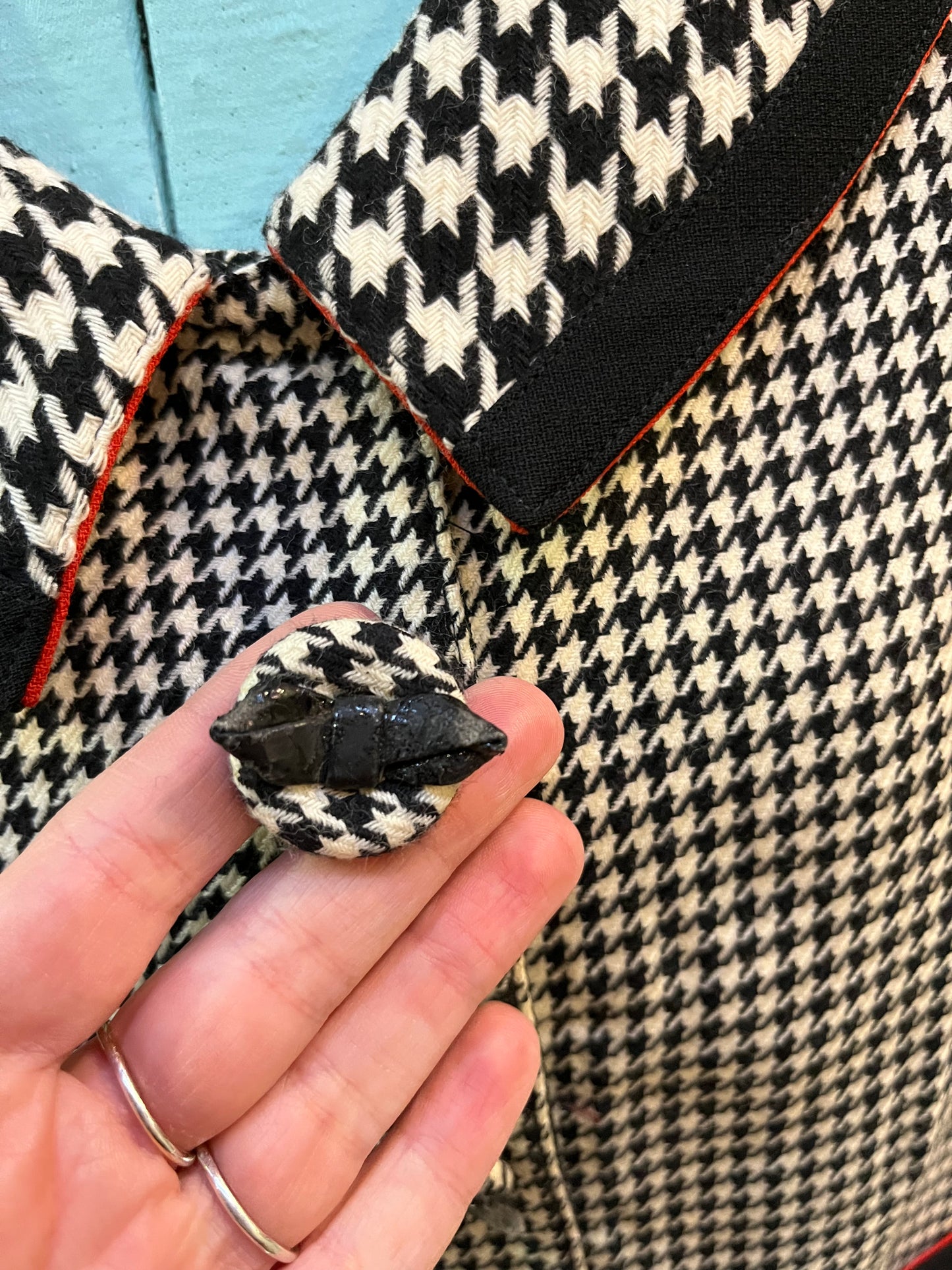 Vintage Maria Grazia Seven wool black and white houndstooth jacket with unique button closures, slight shoulder padding and two front patch pockets.
Made in Italy
Tag reads size 46