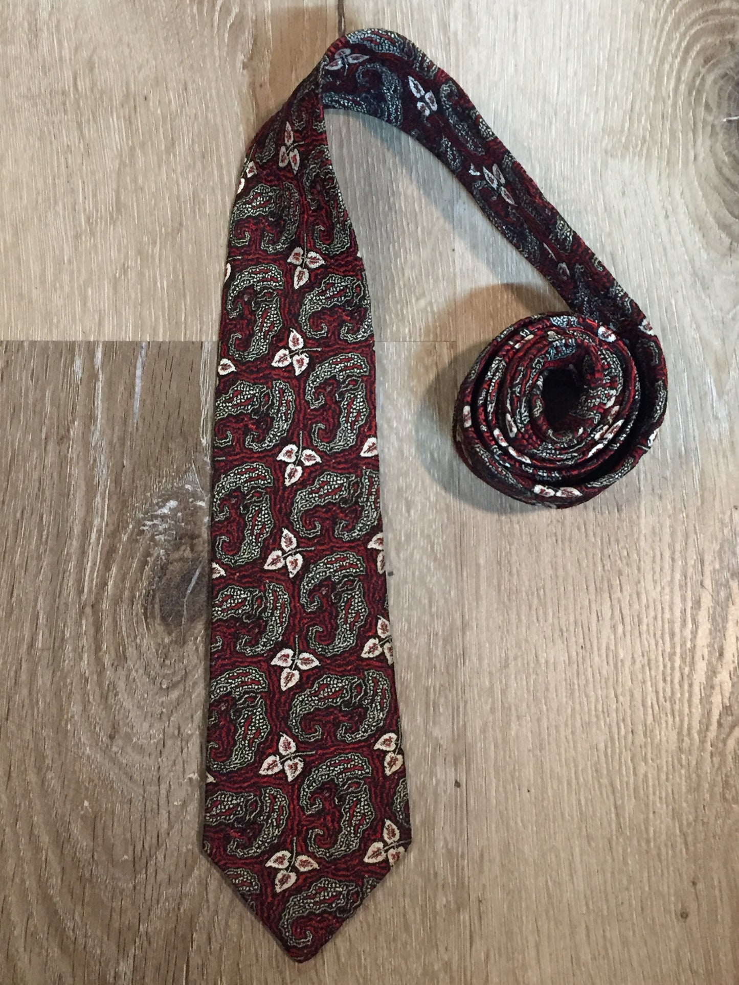 Kingspier Vintage - Gentry tie in red, white and black pattern. Fibres unknown. 
Length: 55.5” 
Width: 2.5” 
This tie is in excellent condition.