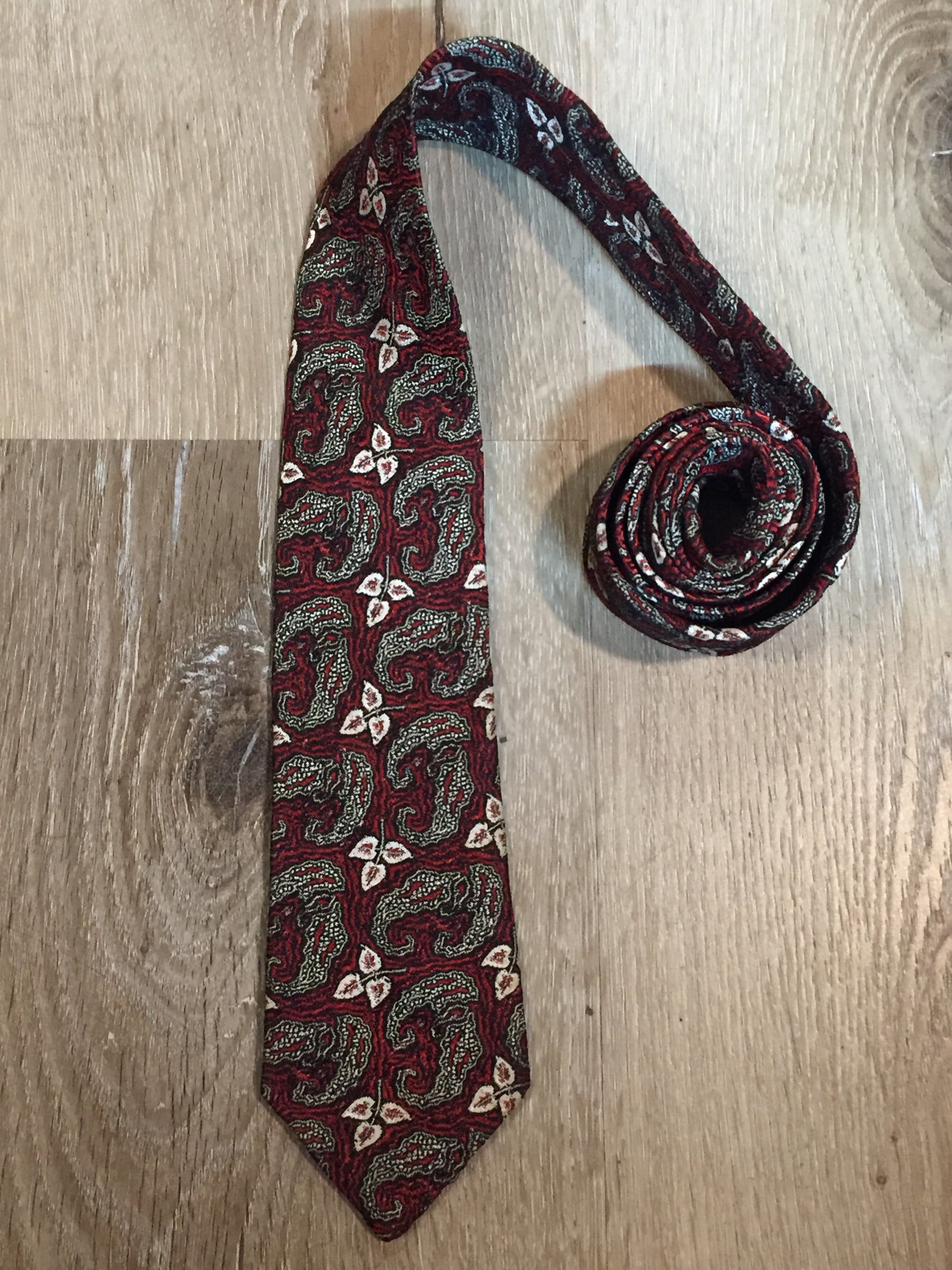 Kingspier Vintage - Gentry tie in red, white and black pattern. Fibres unknown. 
Length: 55.5” 
Width: 2.5” 
This tie is in excellent condition.