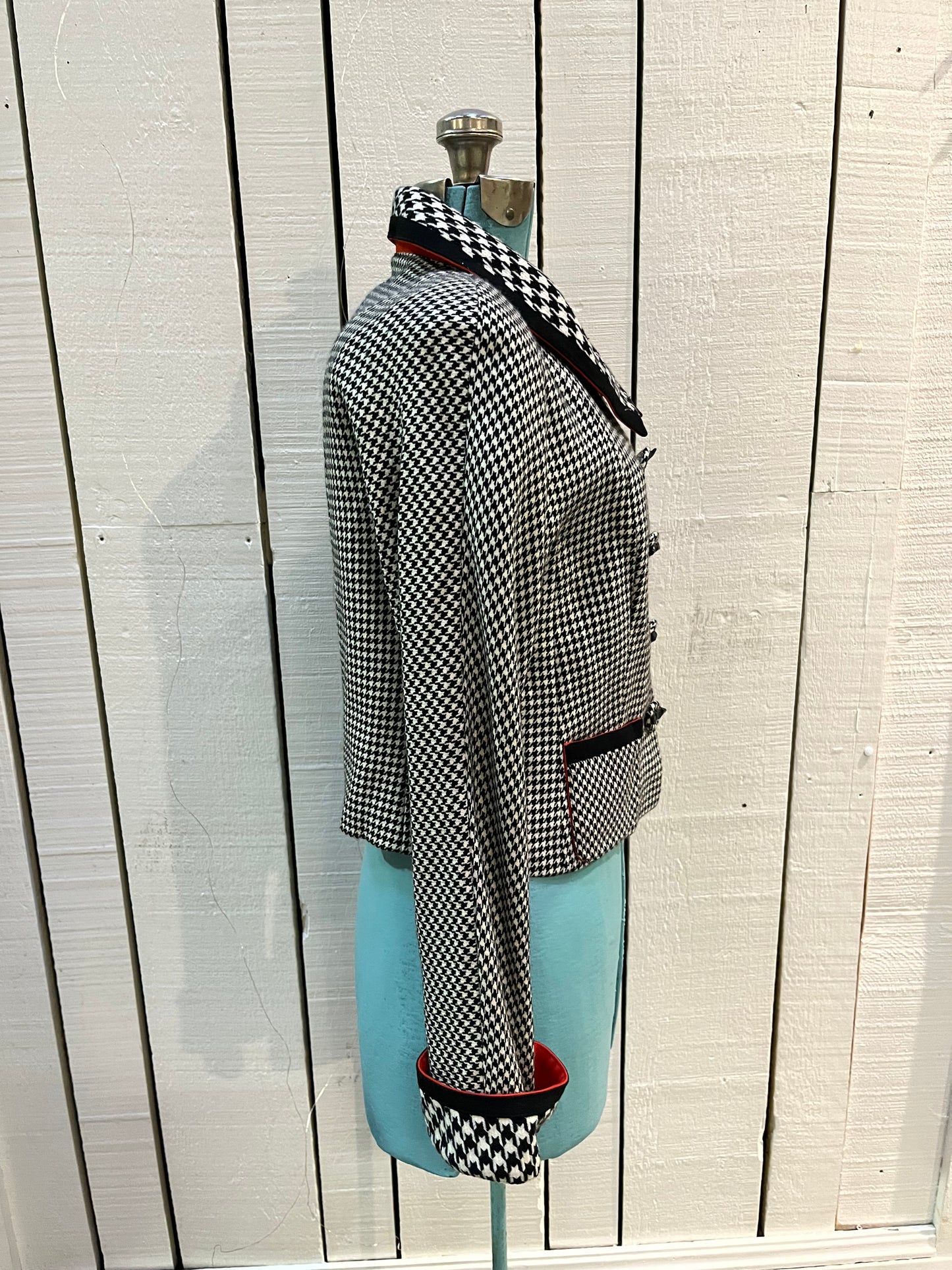 Vintage Maria Grazia Seven wool black and white houndstooth jacket with unique button closures, slight shoulder padding and two front patch pockets.
Made in Italy
Tag reads size 46