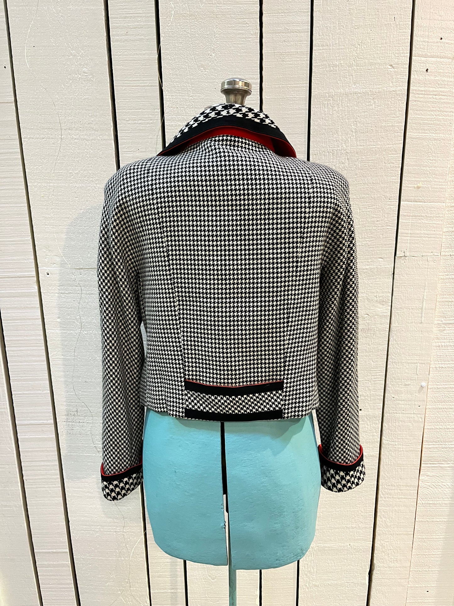 Vintage Maria Grazia Seven wool black and white houndstooth jacket with unique button closures, slight shoulder padding and two front patch pockets.
Made in Italy
Tag reads size 46