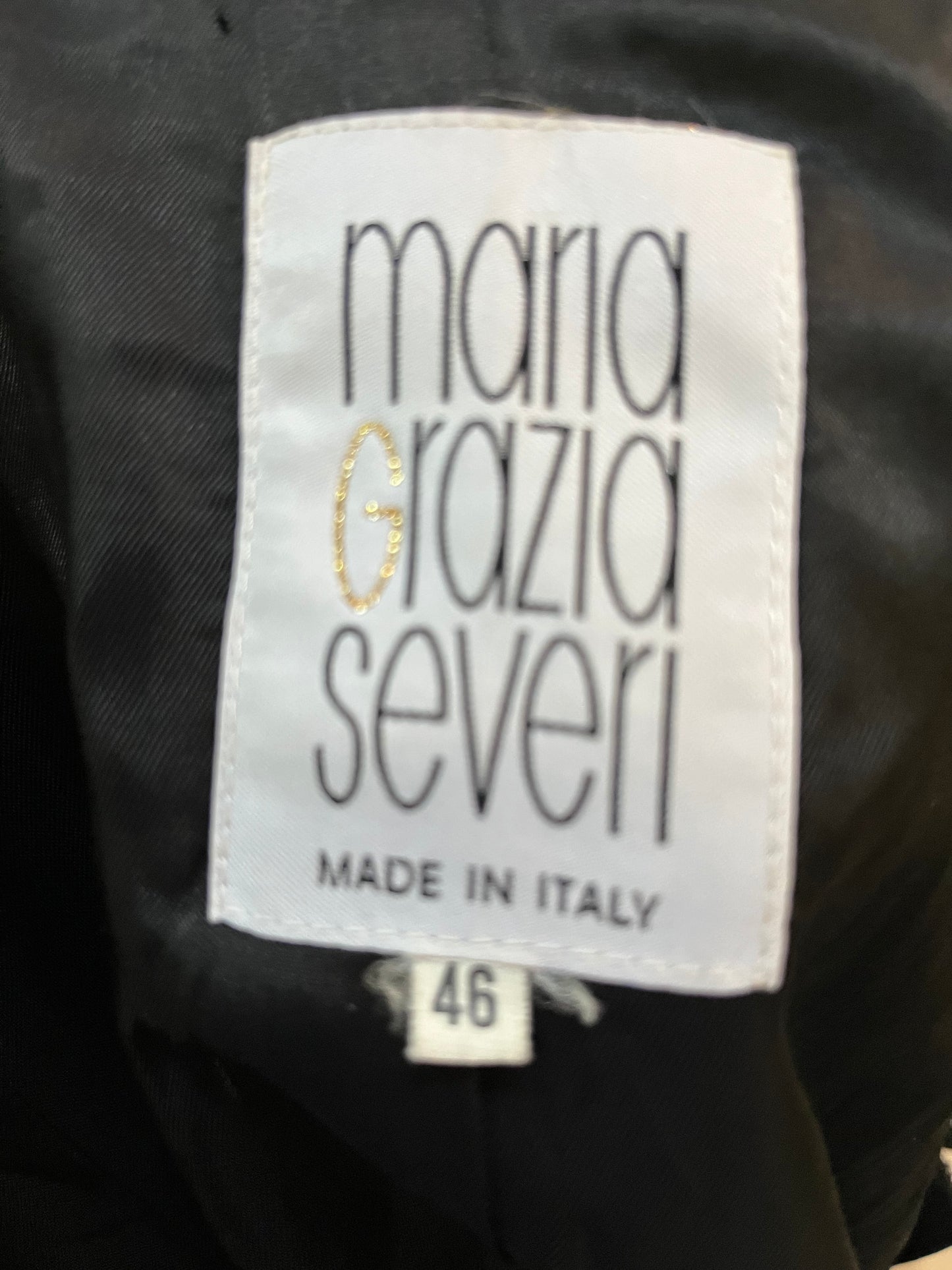 Vintage Maria Grazia Seven wool black and white houndstooth jacket with unique button closures, slight shoulder padding and two front patch pockets.
Made in Italy
Tag reads size 46