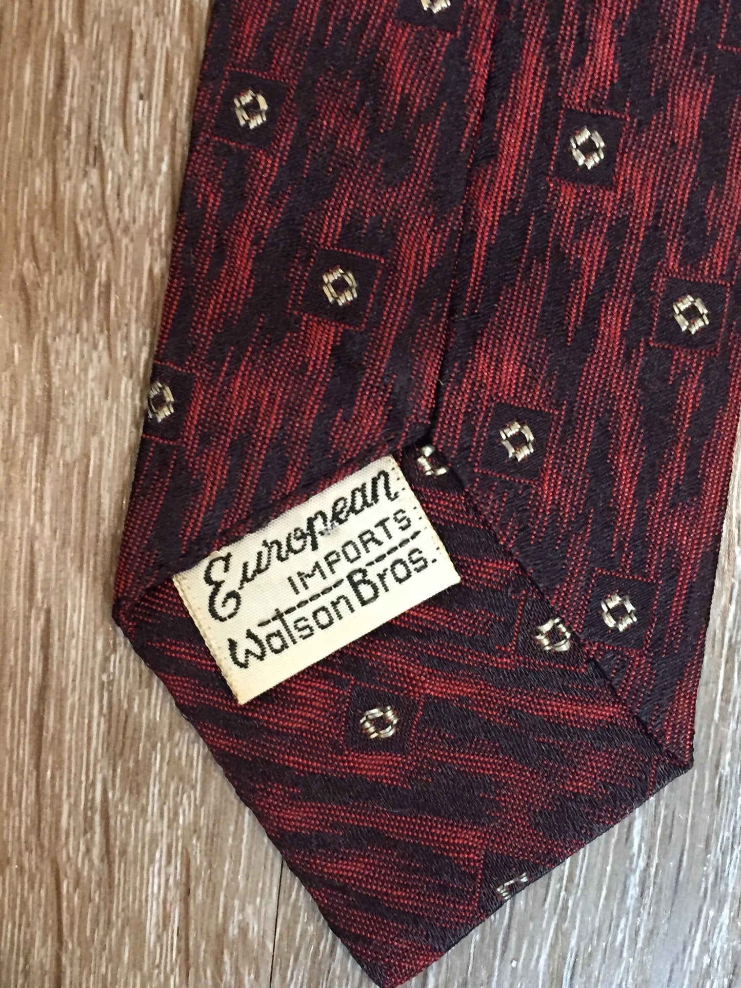 Kingspier Vintage - Watson Bros. European Imports
vintage tie in red, black and cream design. Fibres unknown.
Length: 55.5”
Width: 2”
This tie is in excellent condition.