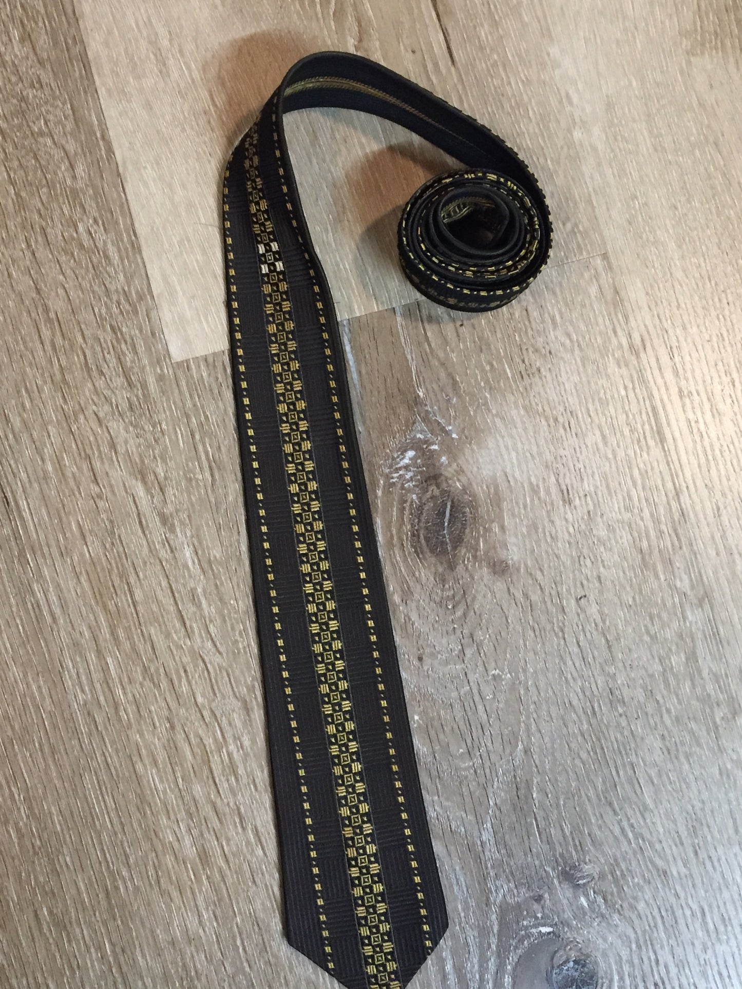 Kingspier Vintage - Topper cravat by Benard vintage tie in gold, black and white design. Fibres unknown.
Length: 53”
Width: 2.5”
This tie is in excellent condition.
