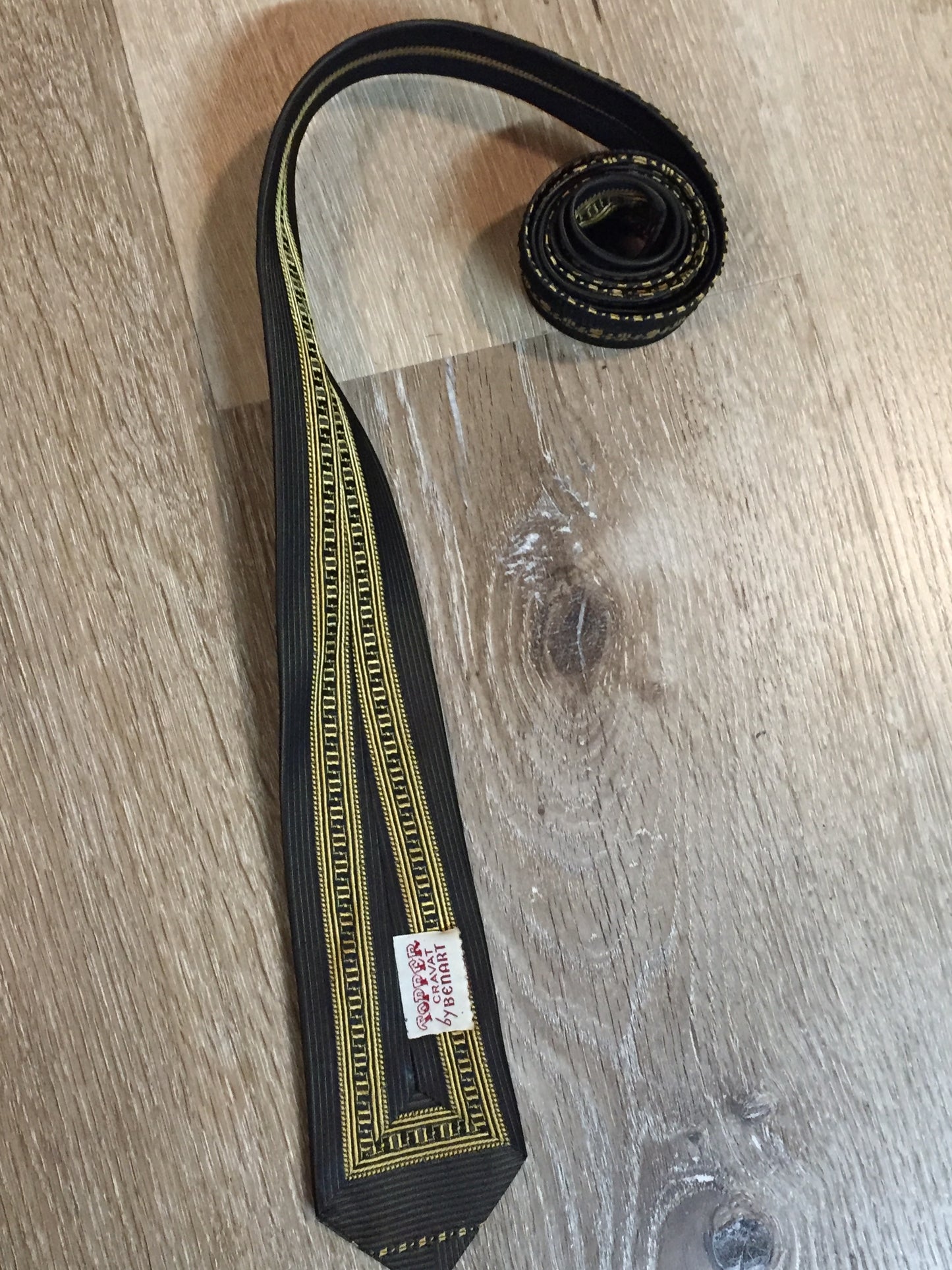 Kingspier Vintage - Topper cravat by Benard vintage tie in gold, black and white design. Fibres unknown.
Length: 53”
Width: 2.5”
This tie is in excellent condition.
