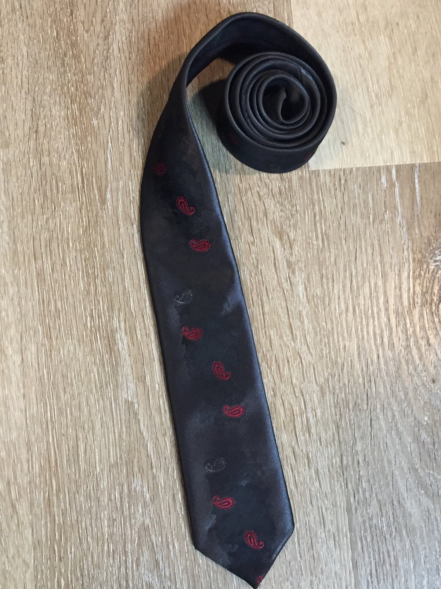 Kingspier Vintage - Gentry Wembly “Wemlon” vintage 100% polyester grey, black and red subtle paisley pattern tie.
Length: 54”
Width: 2.5”
This tie is in excellent condition.