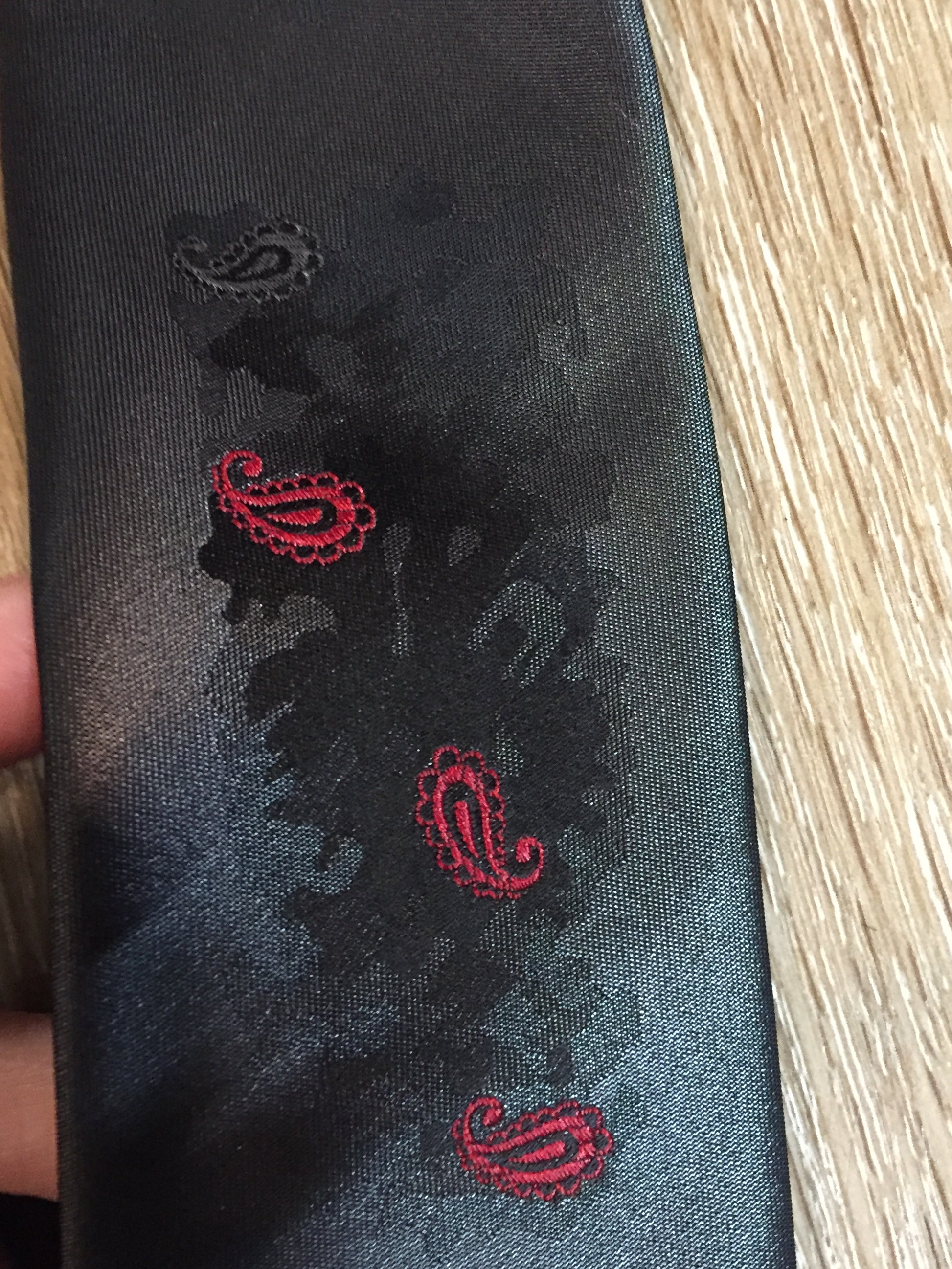 Kingspier Vintage - Gentry Wembly “Wemlon” vintage 100% polyester grey, black and red subtle paisley pattern tie.
Length: 54”
Width: 2.5”
This tie is in excellent condition.