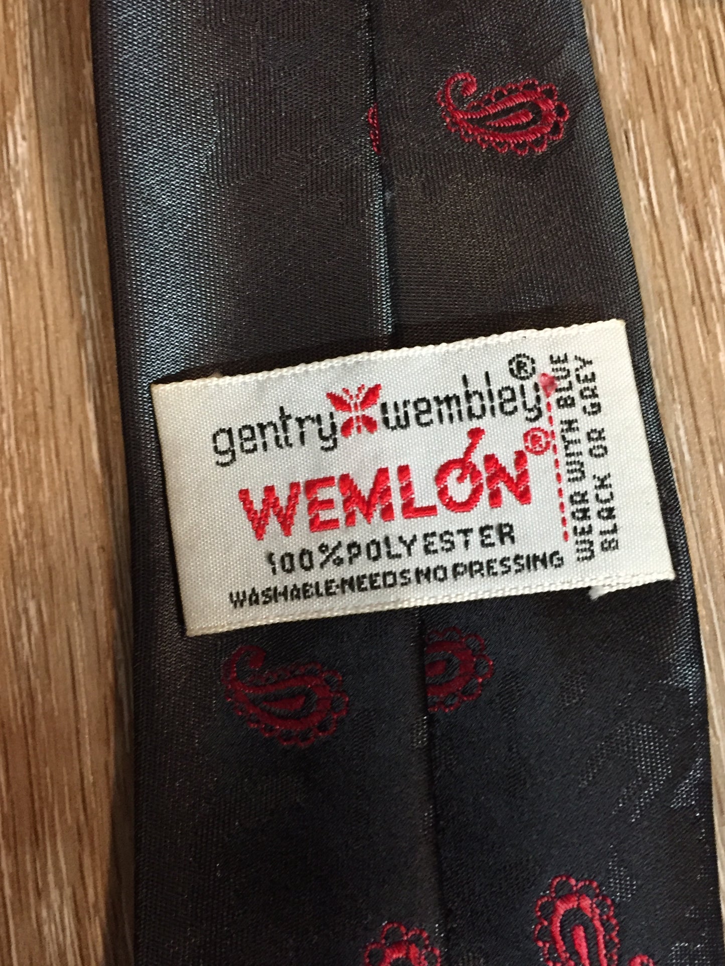 Kingspier Vintage - Gentry Wembly “Wemlon” vintage 100% polyester grey, black and red subtle paisley pattern tie.
Length: 54”
Width: 2.5”
This tie is in excellent condition.