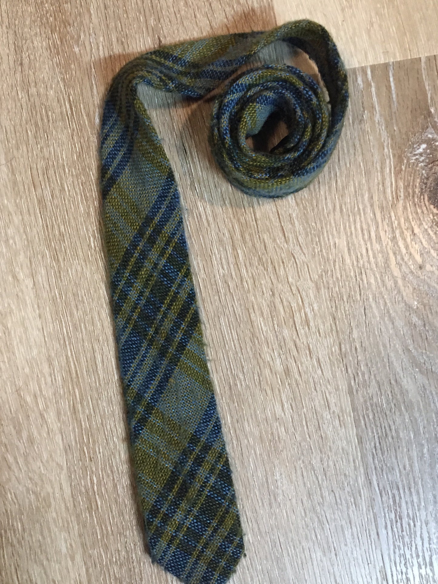 Kingspier Vintage - Gentry vintage 100% wool tie with blue and yellow plaid design.
 
Length: 59”
Width: 2.5”
This tie is in excellent condition.