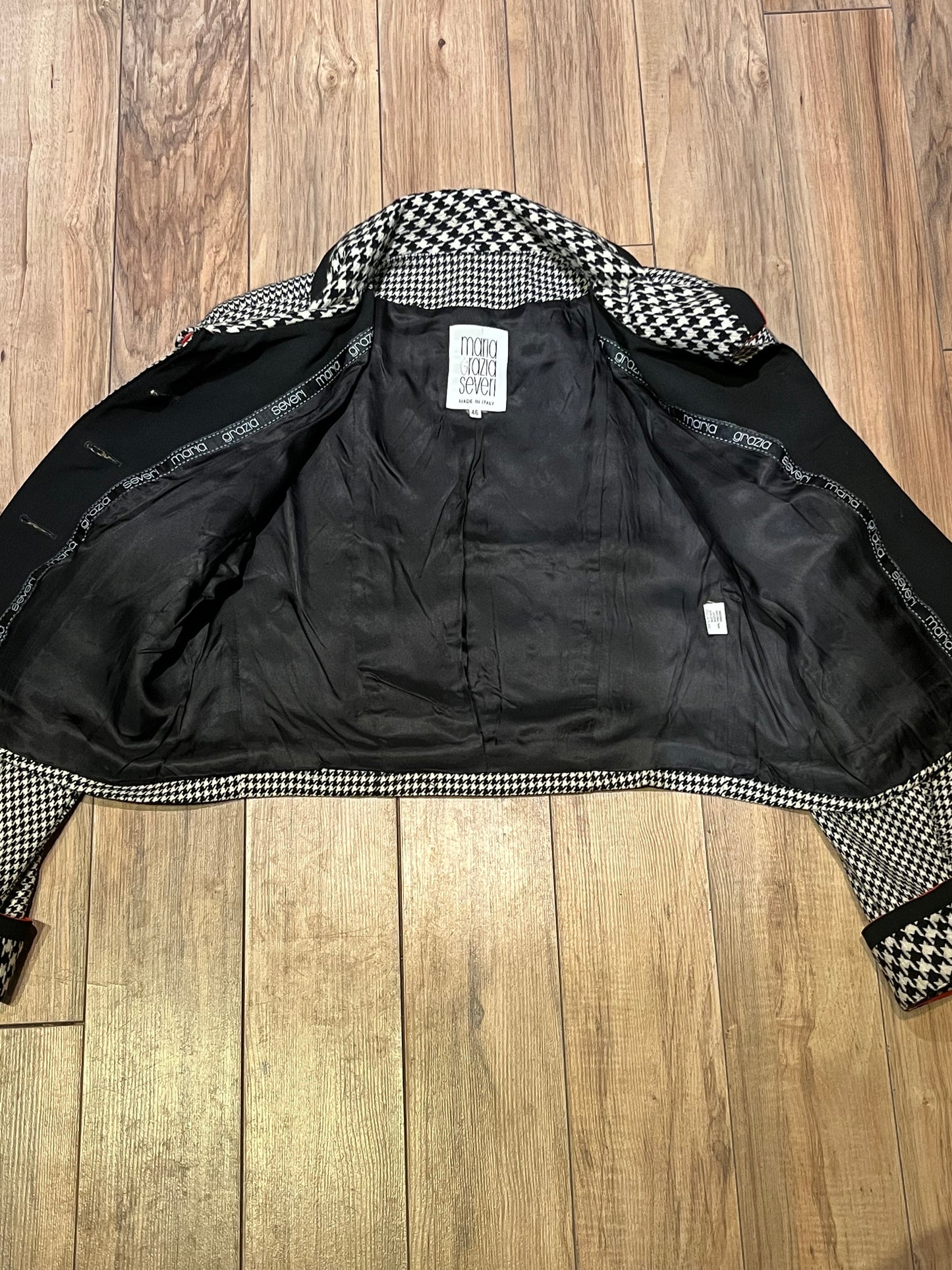 Vintage Maria Grazia Seven wool black and white houndstooth jacket with unique button closures, slight shoulder padding and two front patch pockets.
Made in Italy
Tag reads size 46