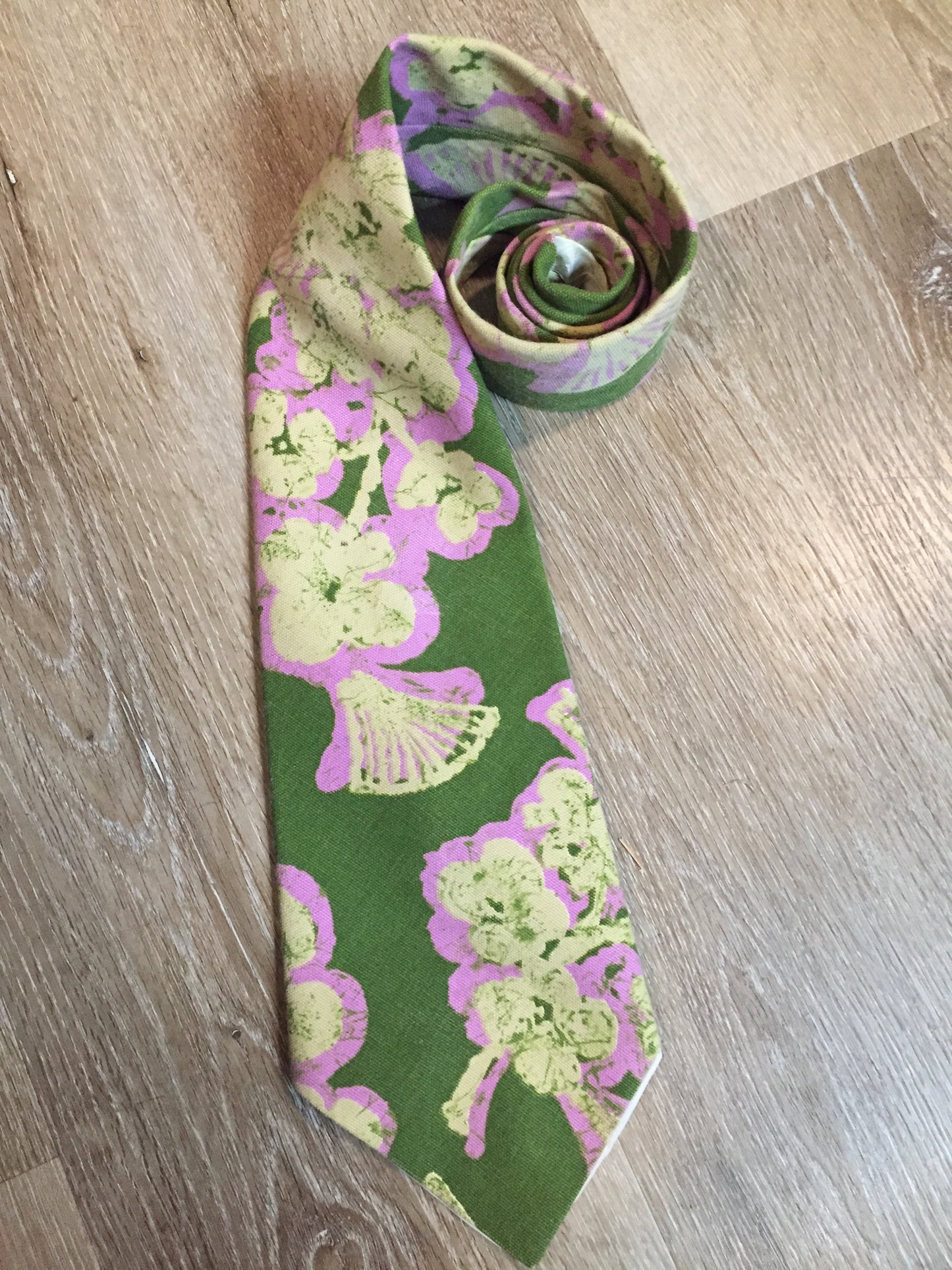 Kingspier Vintage - Green, yellow and pink floral design tie. Fibres unknown.
Length: 59.75” 
Width: 5.5” 
This tie is in excellent condition.