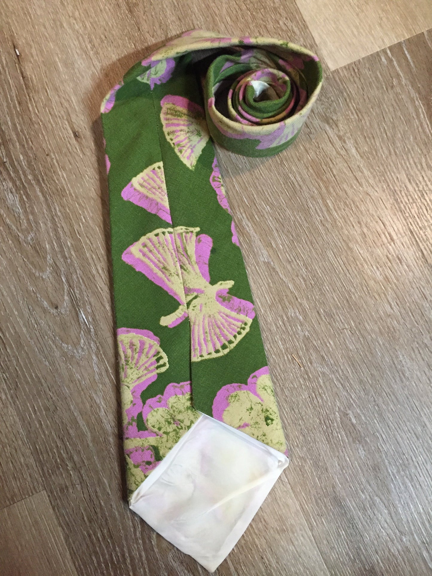 Kingspier Vintage - Green, yellow and pink floral design tie. Fibres unknown.
Length: 59.75” 
Width: 5.5” 
This tie is in excellent condition.