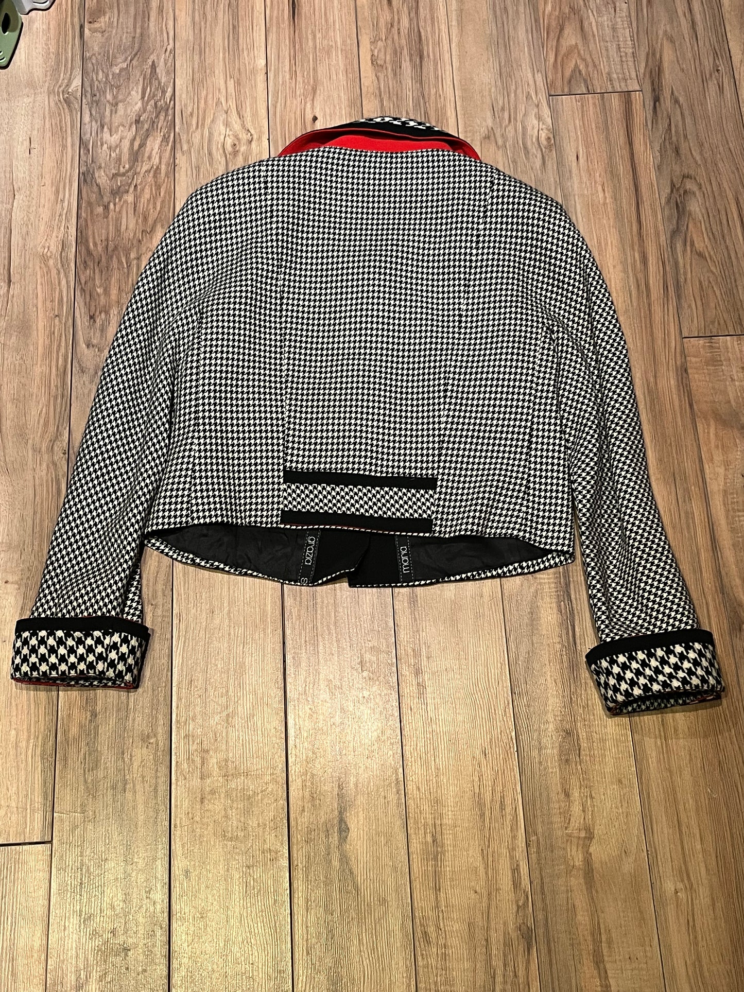 Vintage Maria Grazia Seven wool black and white houndstooth jacket with unique button closures, slight shoulder padding and two front patch pockets.
Made in Italy
Tag reads size 46