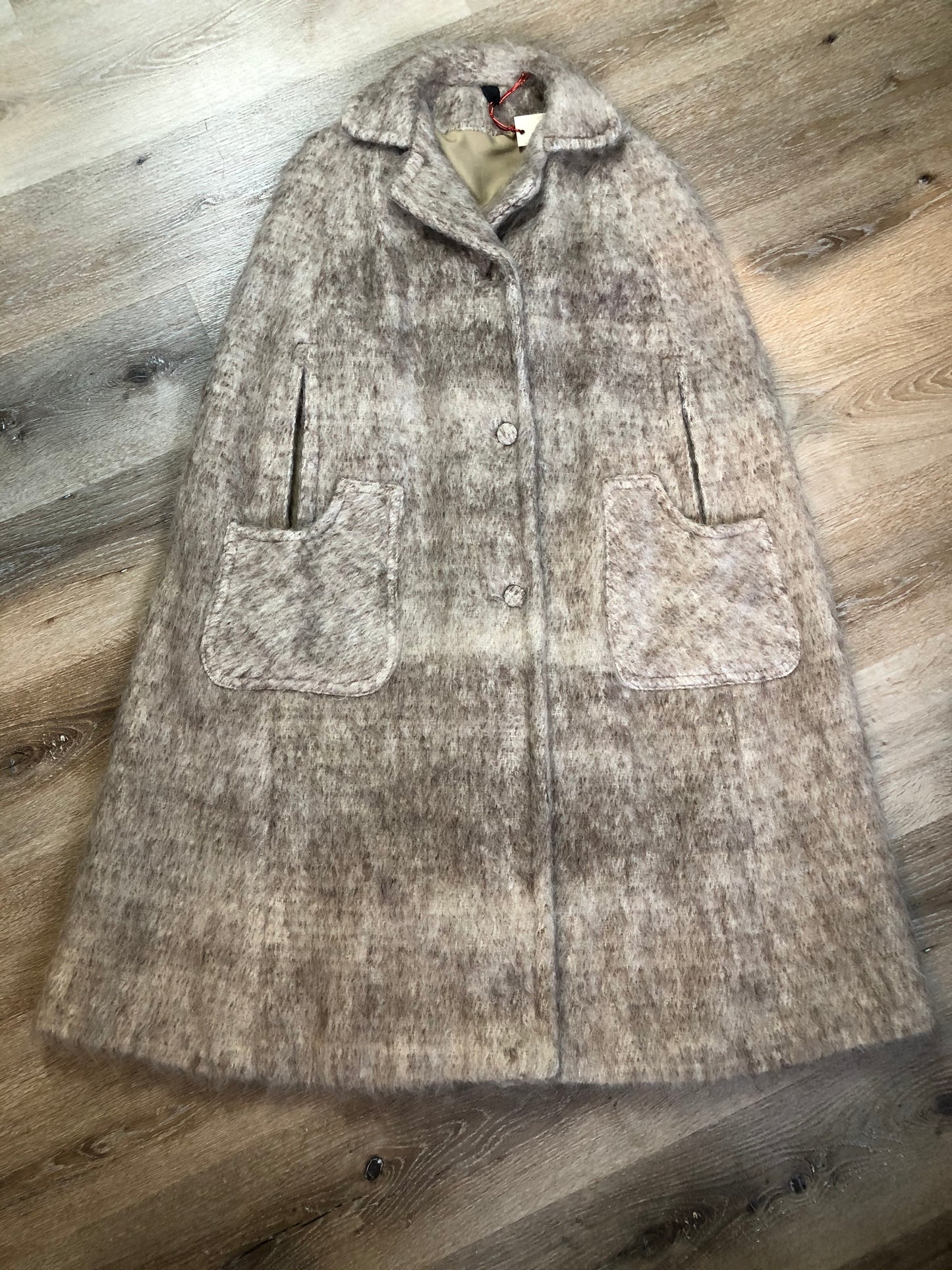 Kingspier Vintage - Beige mohair cape with collar, buttons, patch pockets and beige lining and two side slits for arms to come through.