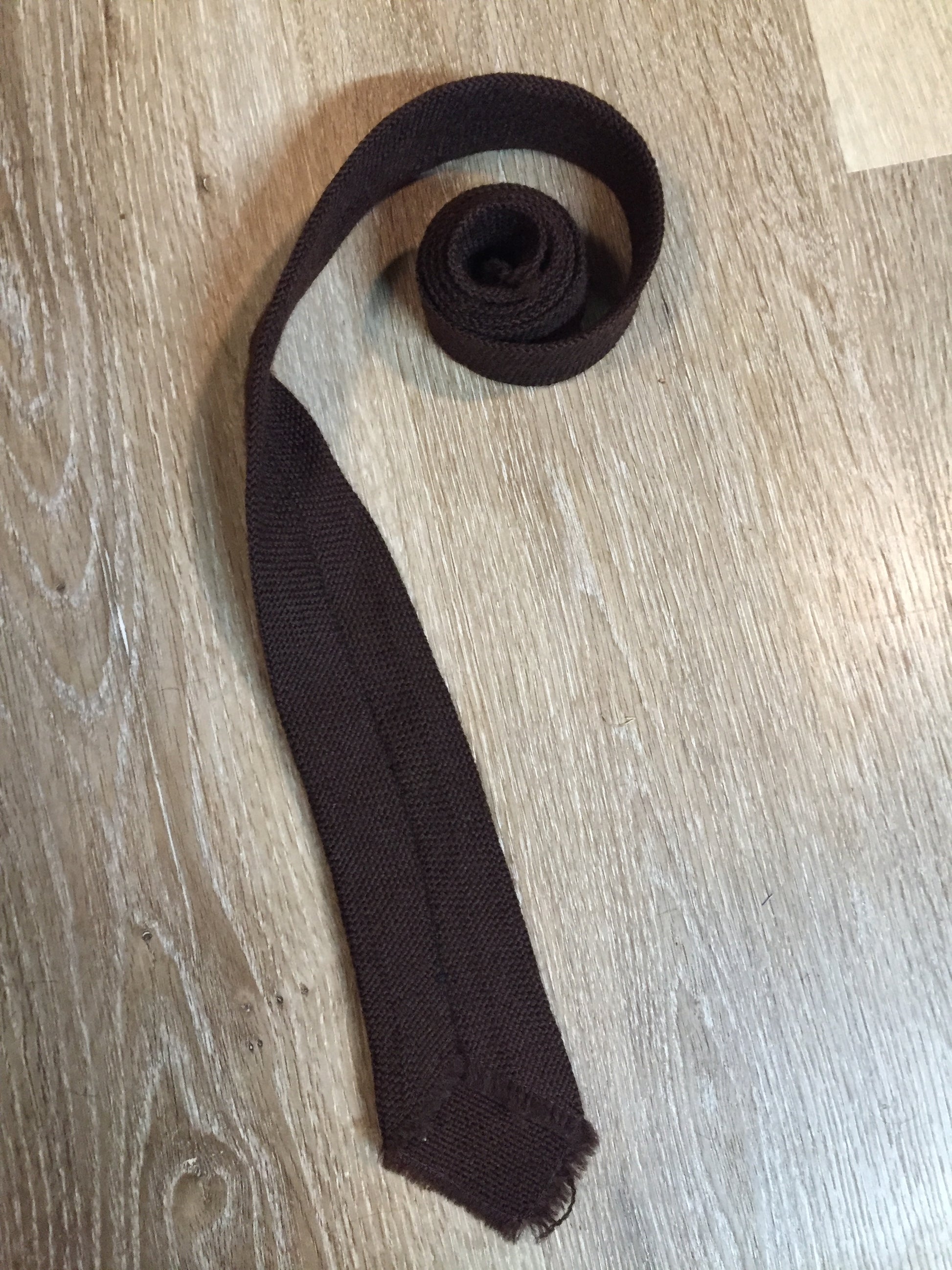Kingspier Vintage - Dark brown wool tie, maybe from the 30’s or 40’s. Fringe edge.
Length: 49”
Width: 2.5” 
This tie is in excellent condition.