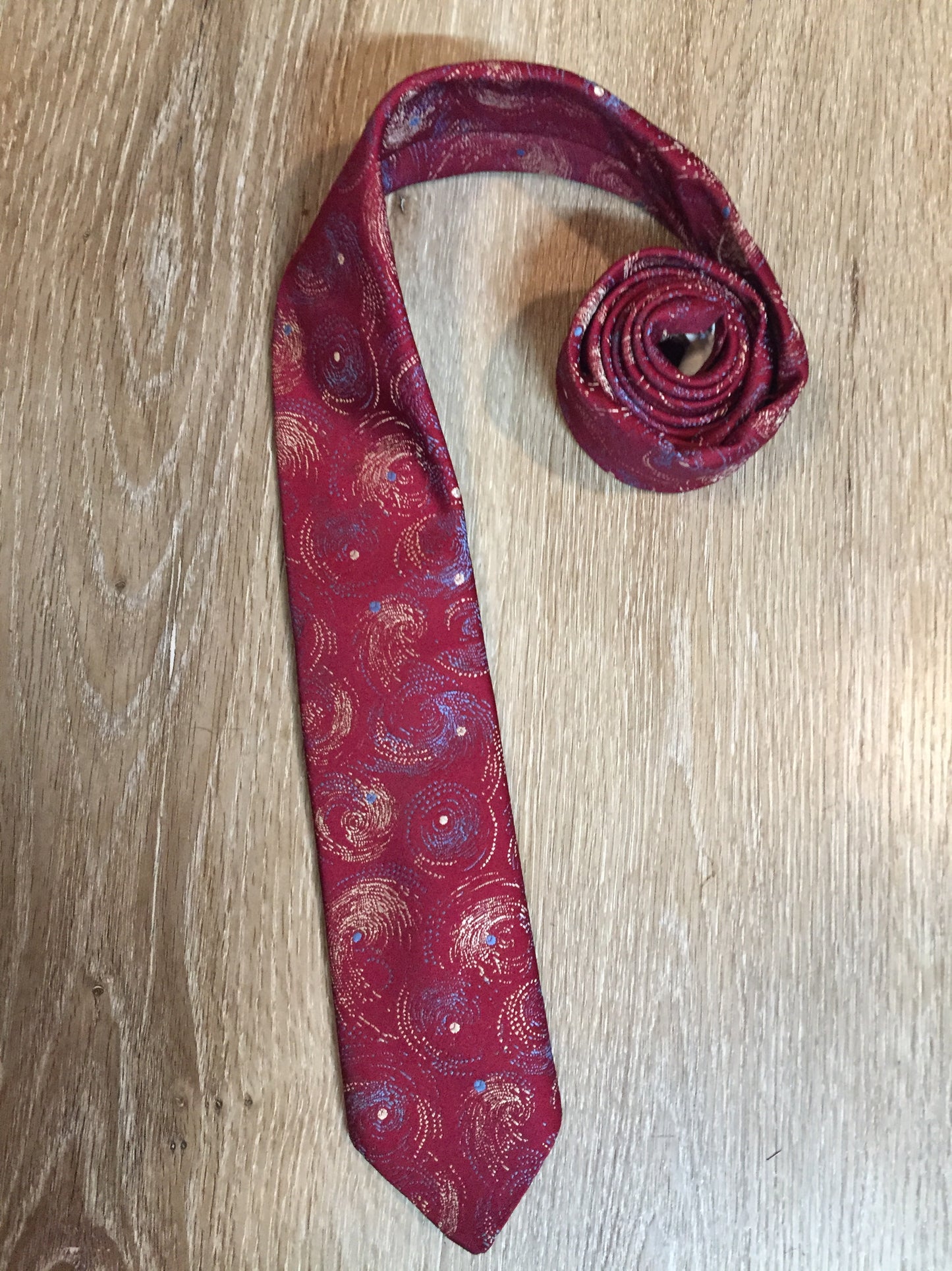 Kingspier Vintage - Alessandro 100% polyester tie with red, blue and cream subtle swirl design.
Length: 56.6”
Width: 2.5” 
This tie is in excellent condition.