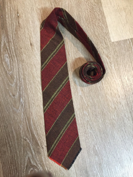 Kingspier Vintage - Au Terroira 100% wool tie with red, black, brown and green stripes. Made in Québec.
Length: 53” 
Width: 3.5”
This tie is in excellent condition.