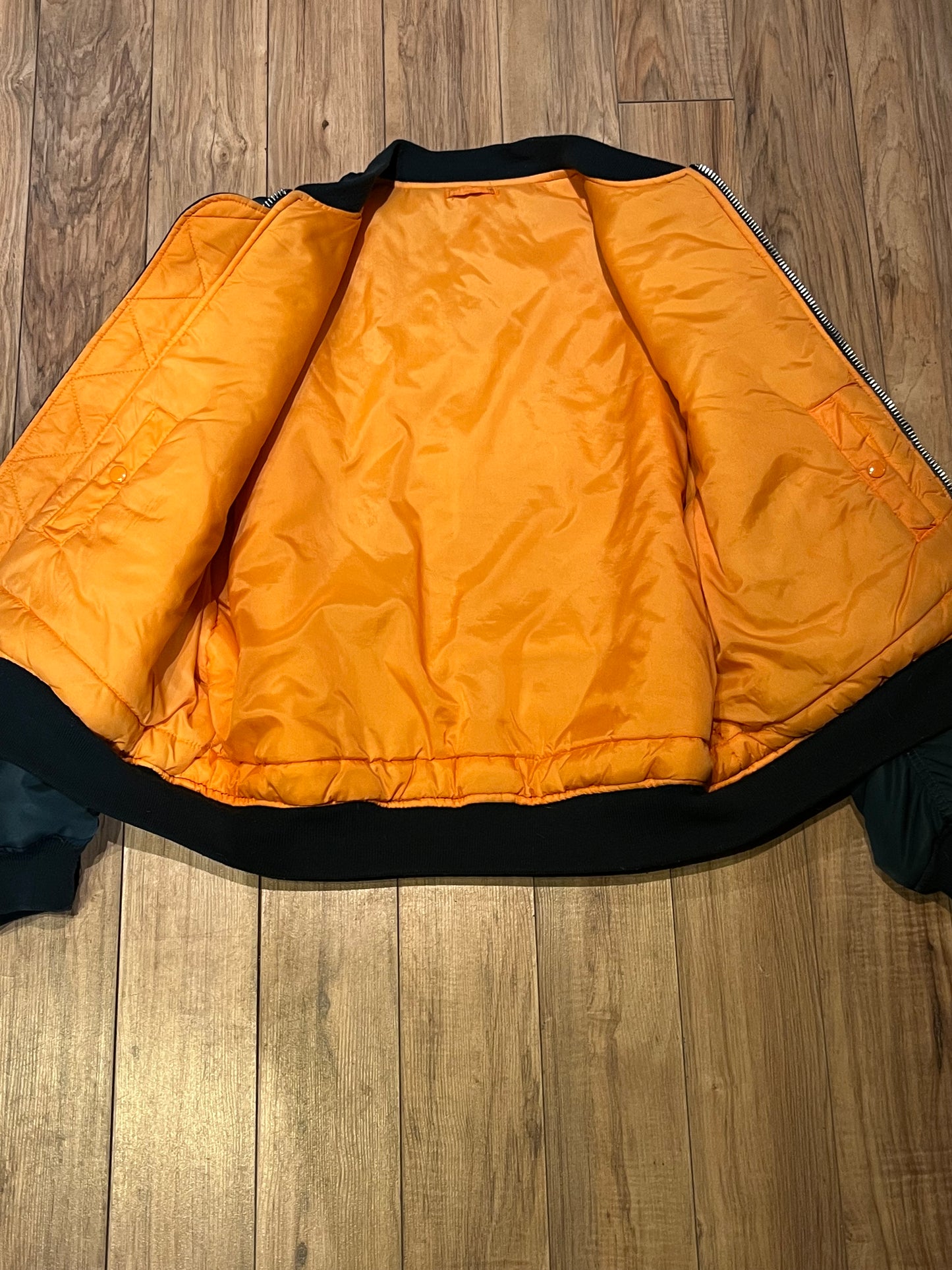 Vintage USAF Cobles Clothing Division Blue Flyer’s Man Intermediate MA. 1 Jacket. Based on original MIL-J-8279E.
100% nylon shell with polyester fill, blaze orange safety lining, zipper closure, two front slash pockets and a pocket on the left arm.
Size Medium