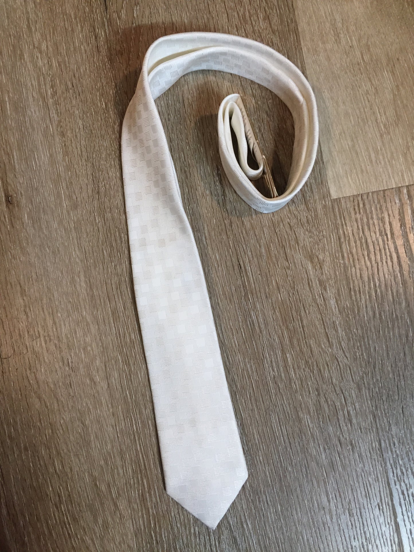 Kingspier Vintage - Park Lane of Canada “Terylene” (polyester fibre) white check tie.
Length: 52.5”
Width: 2.25”
This tie is in excellent condition.