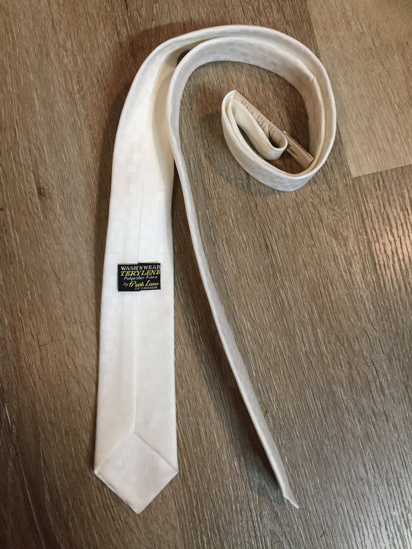 Kingspier Vintage - Park Lane of Canada “Terylene” (polyester fibre) white check tie.
Length: 52.5”
Width: 2.25”
This tie is in excellent condition.