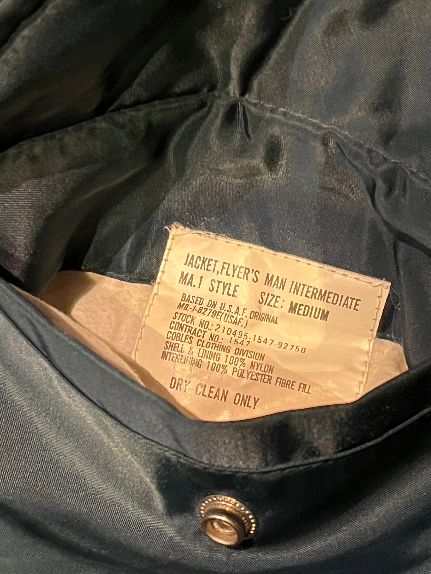 Vintage USAF Cobles Clothing Division Blue Flyer’s Man Intermediate MA. 1 Jacket. Based on original MIL-J-8279E.
100% nylon shell with polyester fill, blaze orange safety lining, zipper closure, two front slash pockets and a pocket on the left arm.
Size Medium