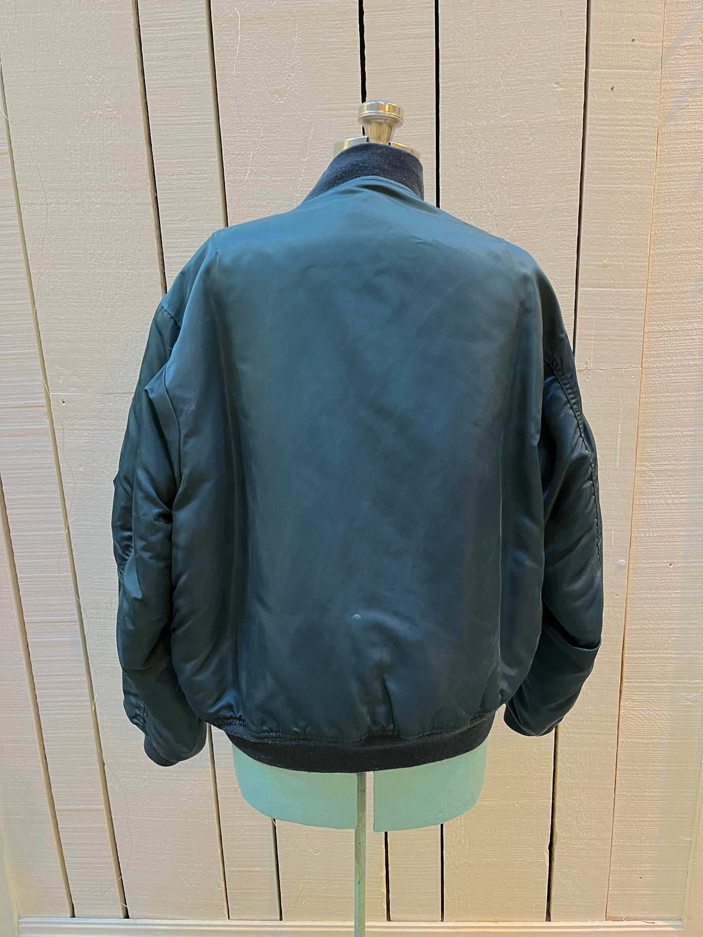 Vintage USAF Cobles Clothing Division Blue Flyer’s Man Intermediate MA. 1 Jacket. Based on original MIL-J-8279E.
100% nylon shell with polyester fill, blaze orange safety lining, zipper closure, two front slash pockets and a pocket on the left arm.
Size Medium