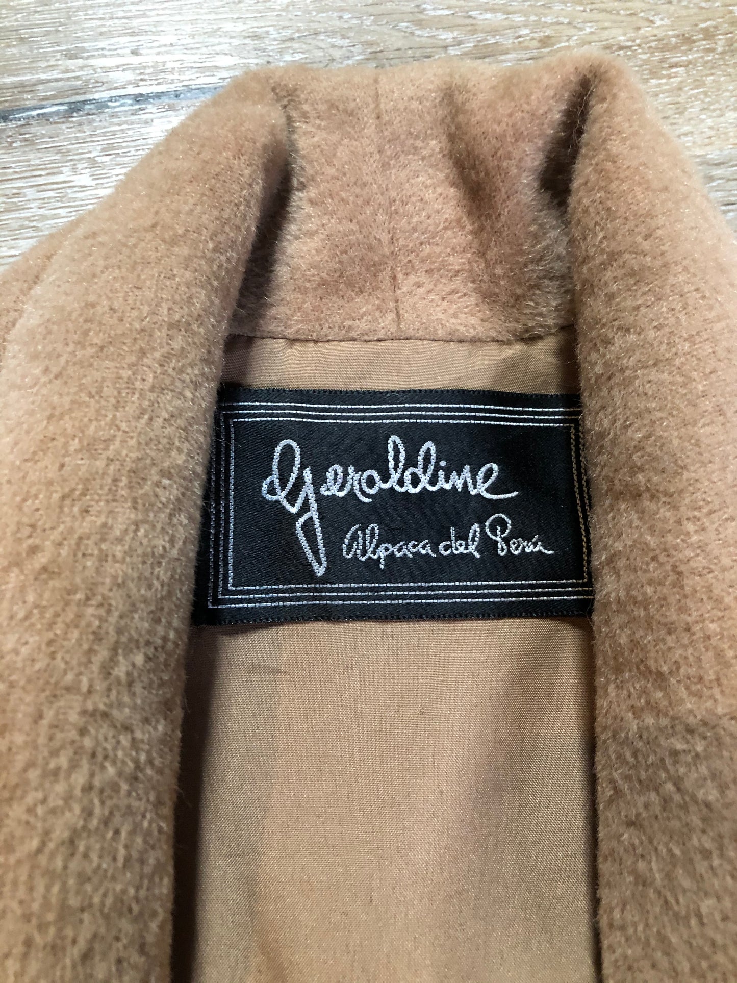 Kingspier Vintage - Geraldine camel coloured swing jacket with pockets, shoulder pads and some gathering detail on the shoulder full lining. Size small, worn open with no front closure.