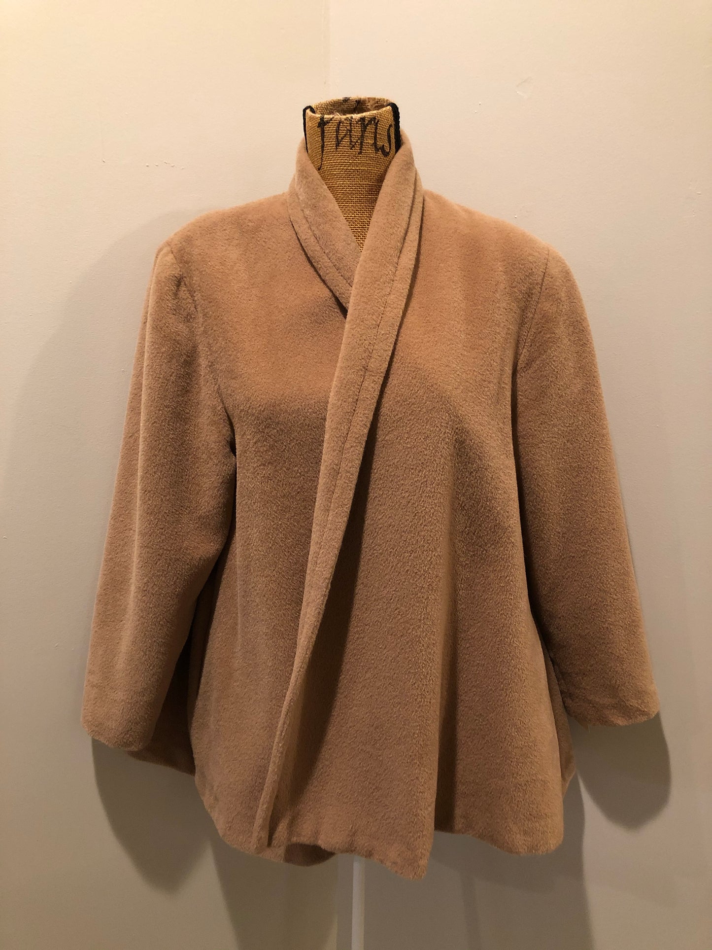 Kingspier Vintage - Geraldine camel coloured swing jacket with pockets, shoulder pads and some gathering detail on the shoulder full lining. Size small, worn open with no front closure.