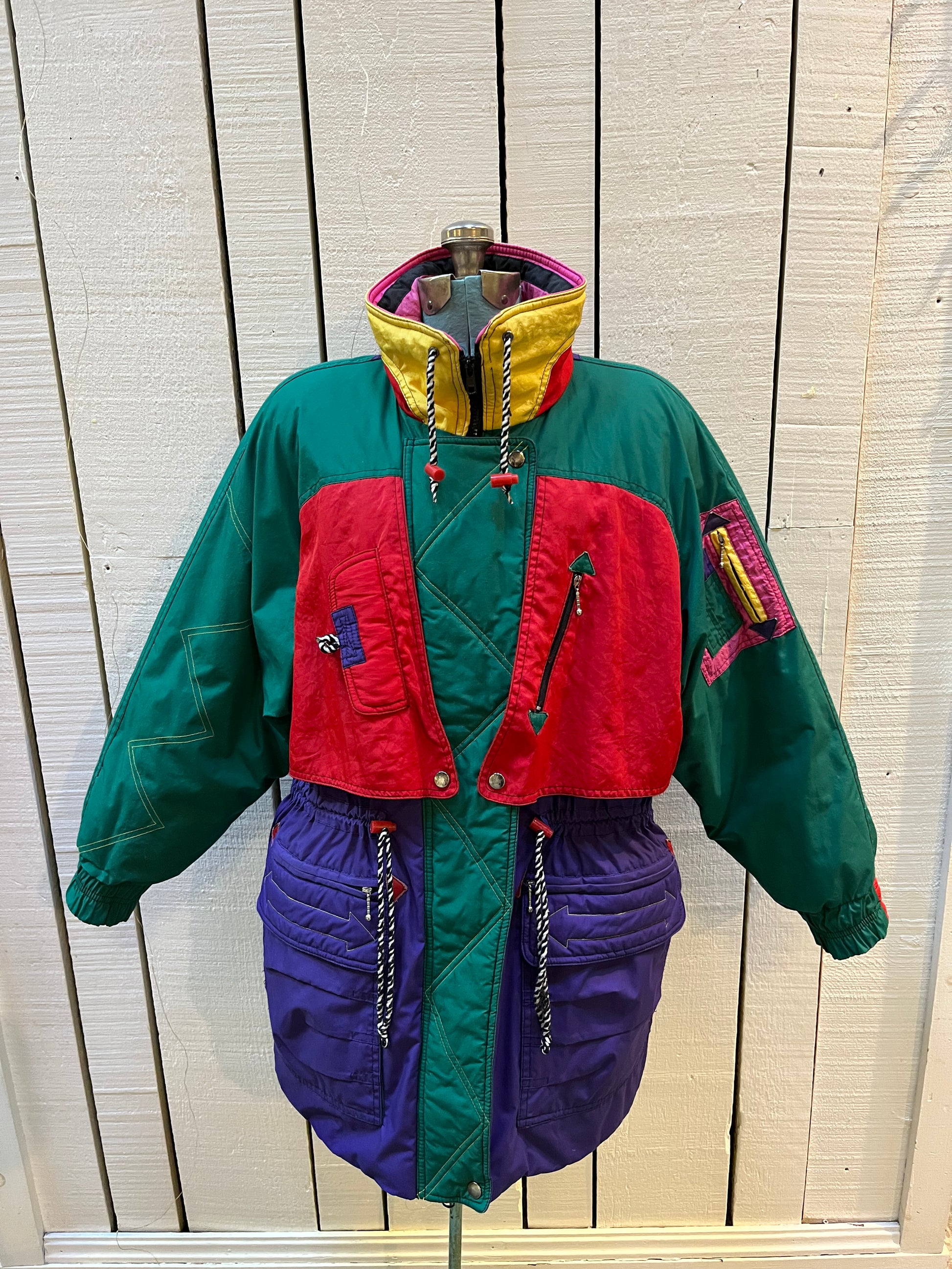 Vintage 80’s J.Gallery/ Giacca down-filled ski jacket with fun and bold colour-blocking design, zipper closure and multiple zip and flap pockets.
Shell - 85% polyester/ 35% cotton
Fill - 80% duck down/ 20% waterfowl feather
Made in Korea
Size Medium