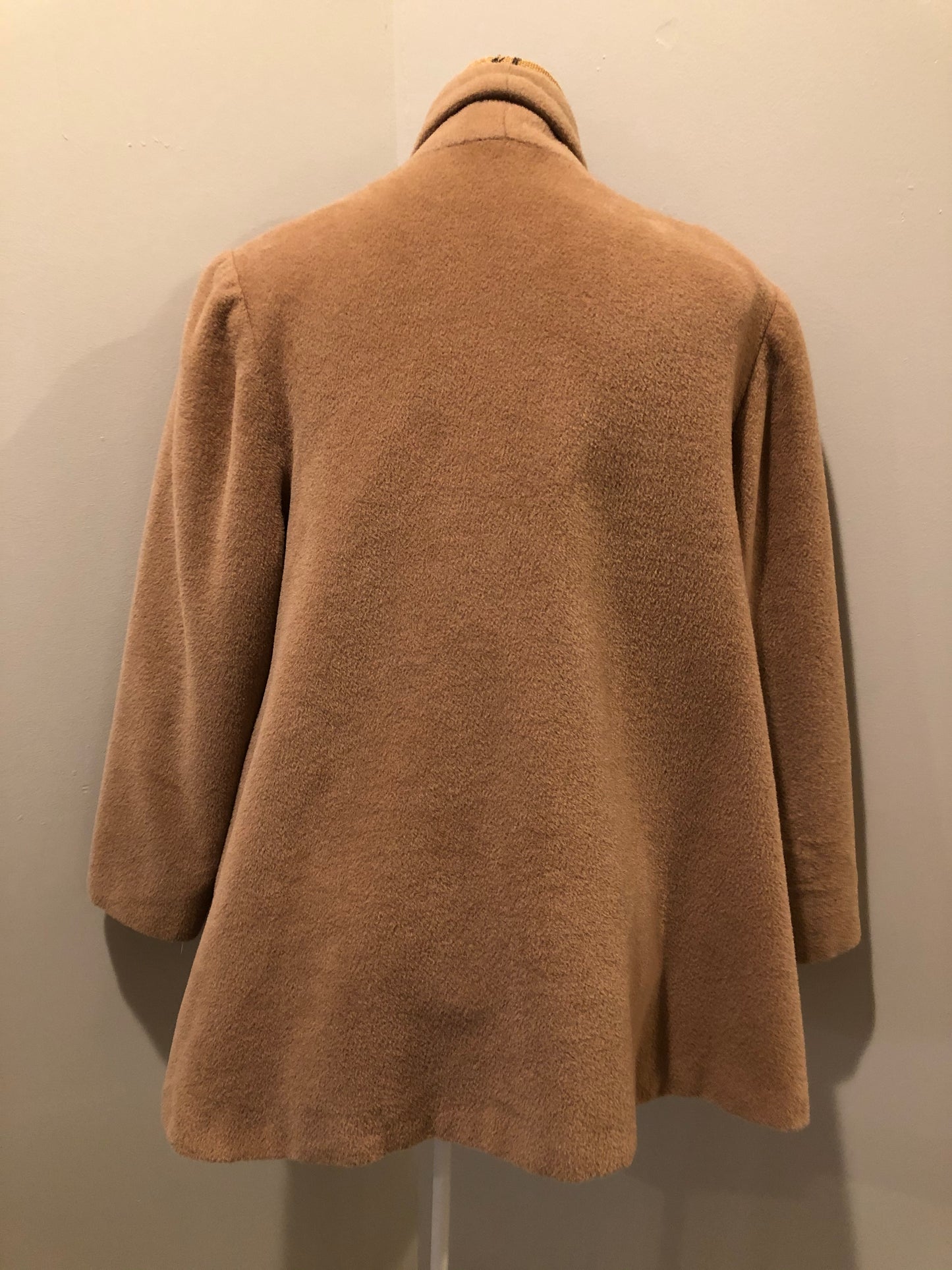 Kingspier Vintage - Geraldine camel coloured swing jacket with pockets, shoulder pads and some gathering detail on the shoulder full lining. Size small, worn open with no front closure.